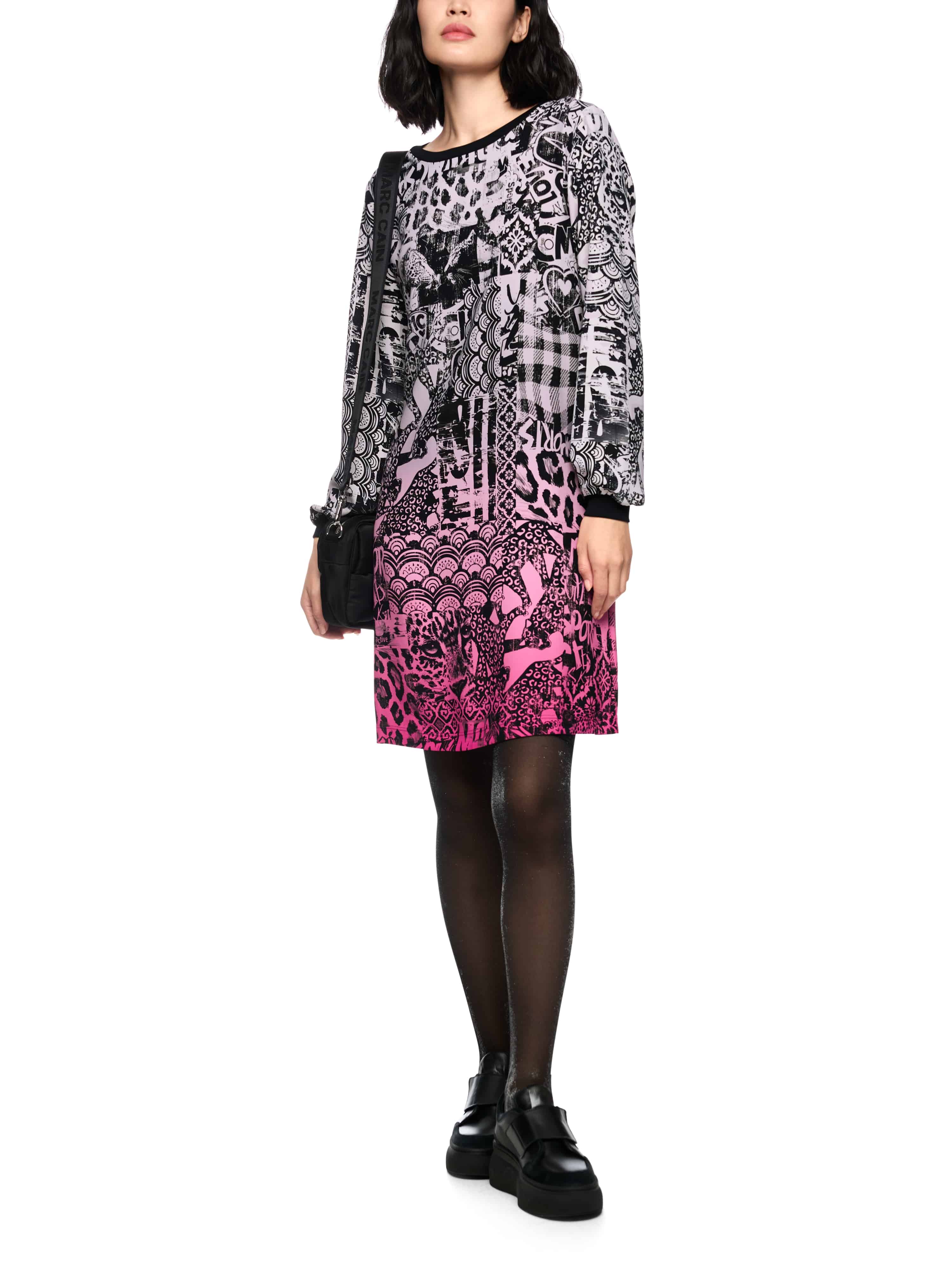 שמלת מידי בגזרה ישרה עם הדפס גרפיהרכב: 100% פוליאסטרהדוגמנית בגובה 1.79 ולובשת מידה 3 של מארק קיין 