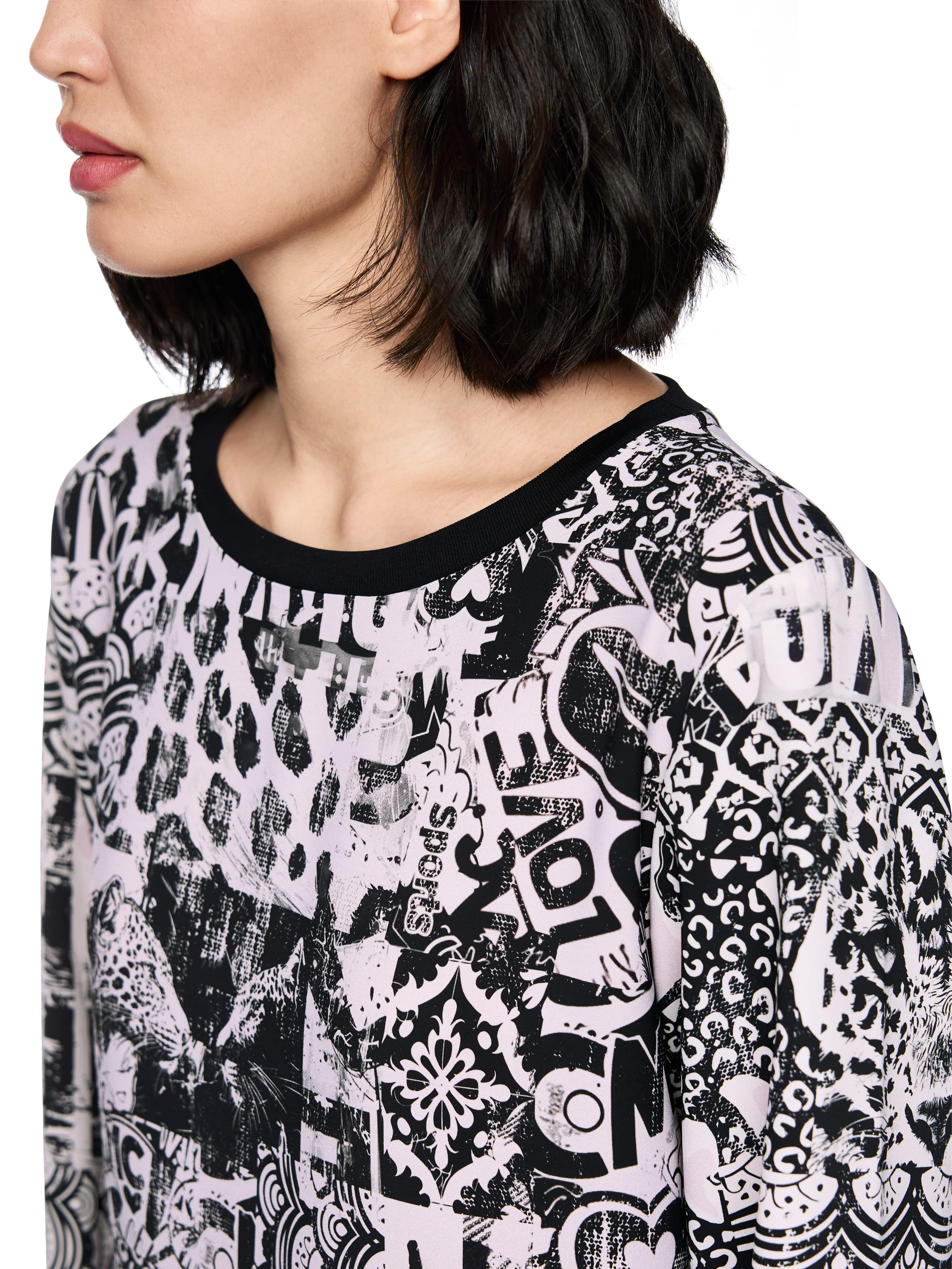 שמלת מידי בגזרה ישרה עם הדפס גרפיהרכב: 100% פוליאסטרהדוגמנית בגובה 1.79 ולובשת מידה 3 של מארק קיין 