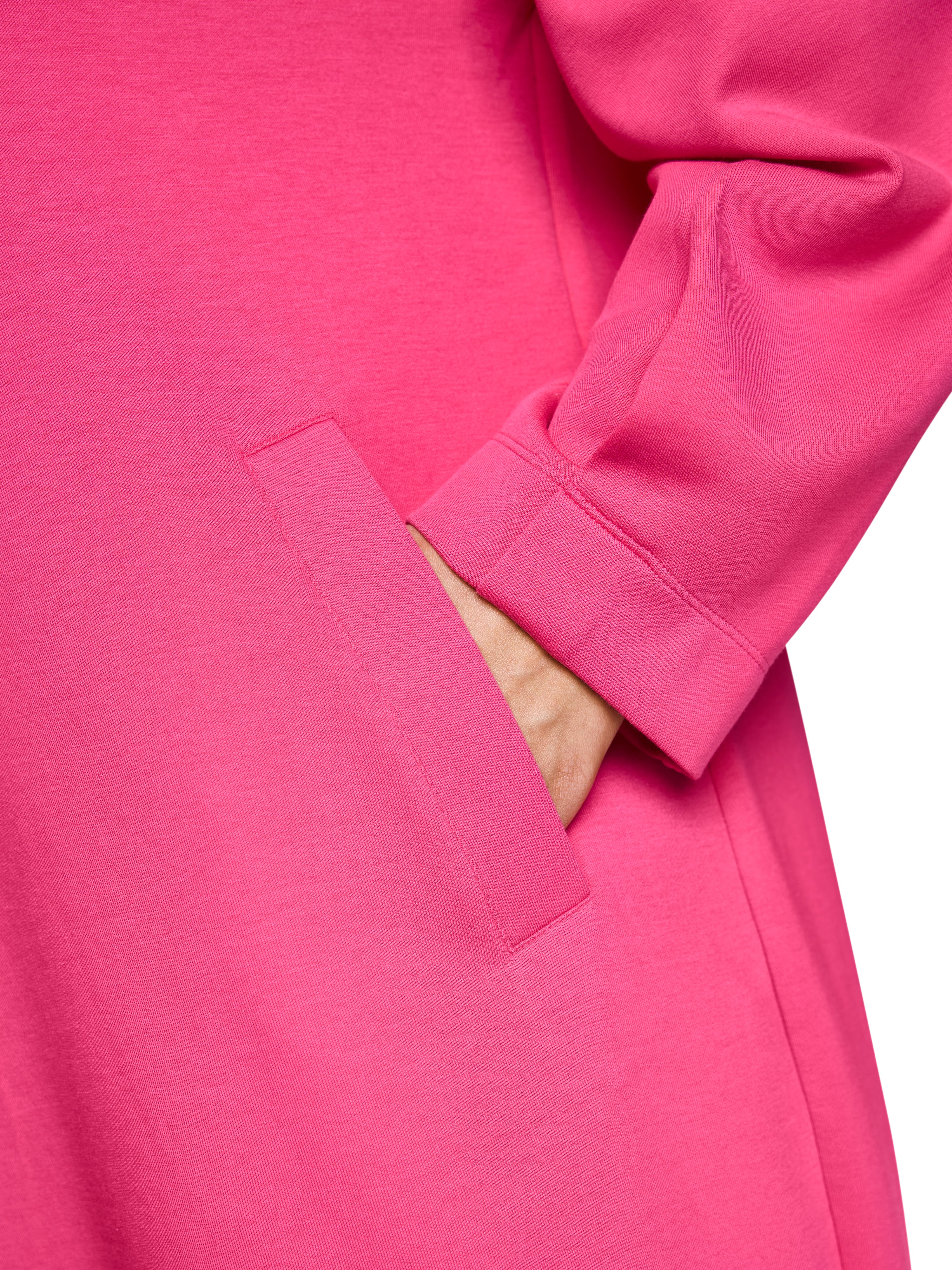 שמלת סוויטשירט בגזרת אוברסייז, באורך מידי עם כיסים צדדיים וקפוצ'וןהרכב: 88% כותנה, 8% פוליאסטר, 4% כותנההדוגמנית בגובה 1.79 ולובשת מידה 3 של מארק קיין 