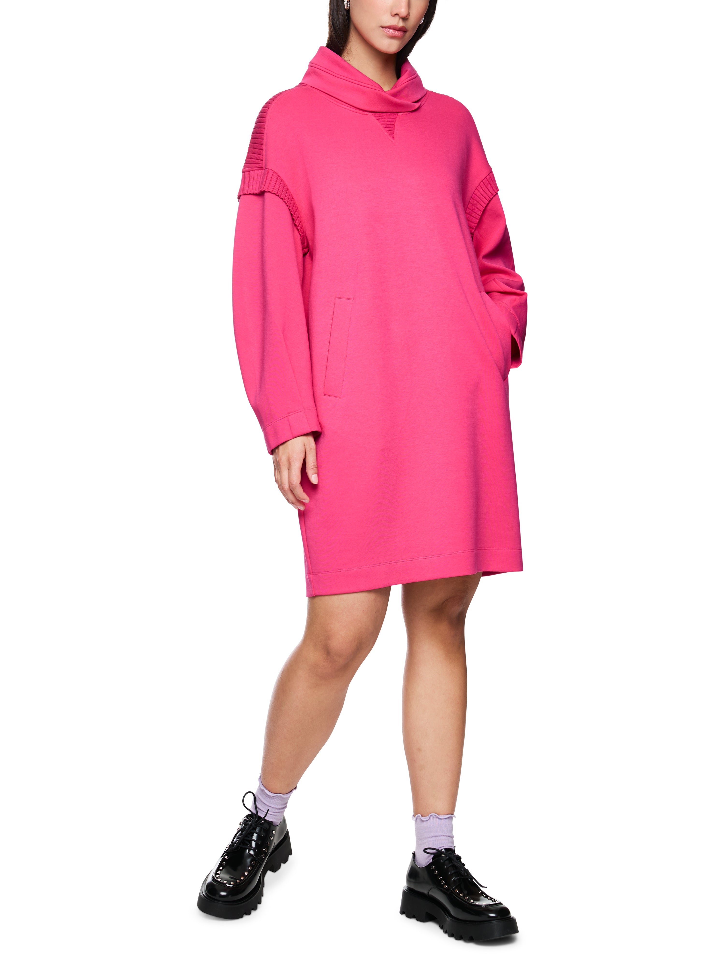 שמלת סוויטשירט בגזרת אוברסייז, באורך מידי עם כיסים צדדיים וקפוצ'וןהרכב: 88% כותנה, 8% פוליאסטר, 4% כותנההדוגמנית בגובה 1.79 ולובשת מידה 3 של מארק קיין 