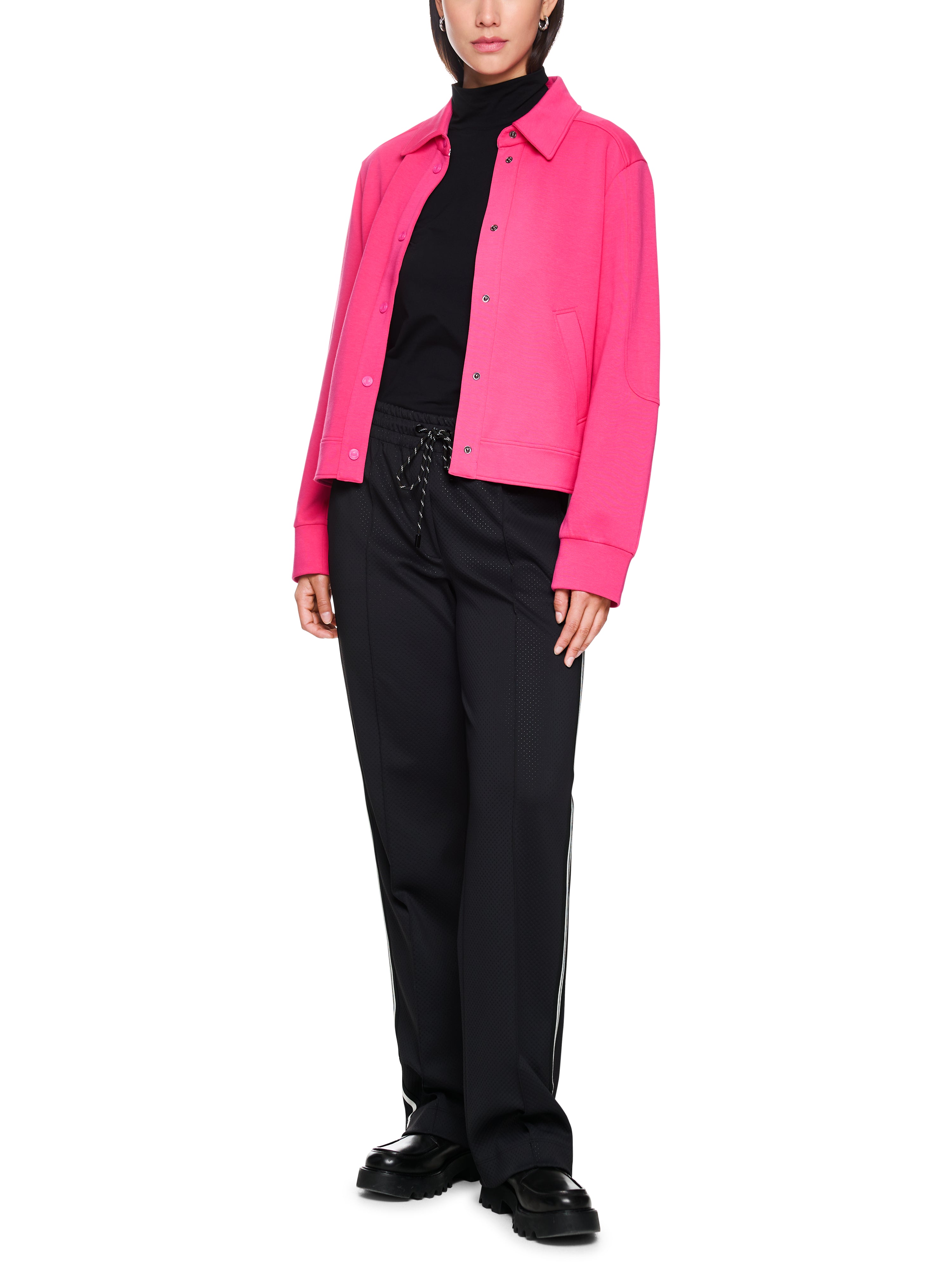 ז'קט בגזרה ישרה, עם כיסים צדדיים וגומי בגבהרכב: 88% כותנה, 8% פוליאסטר, 4% אלסטןהדוגמנית בגובה 1.79 ולובשת מידה 3 של מארק קיין