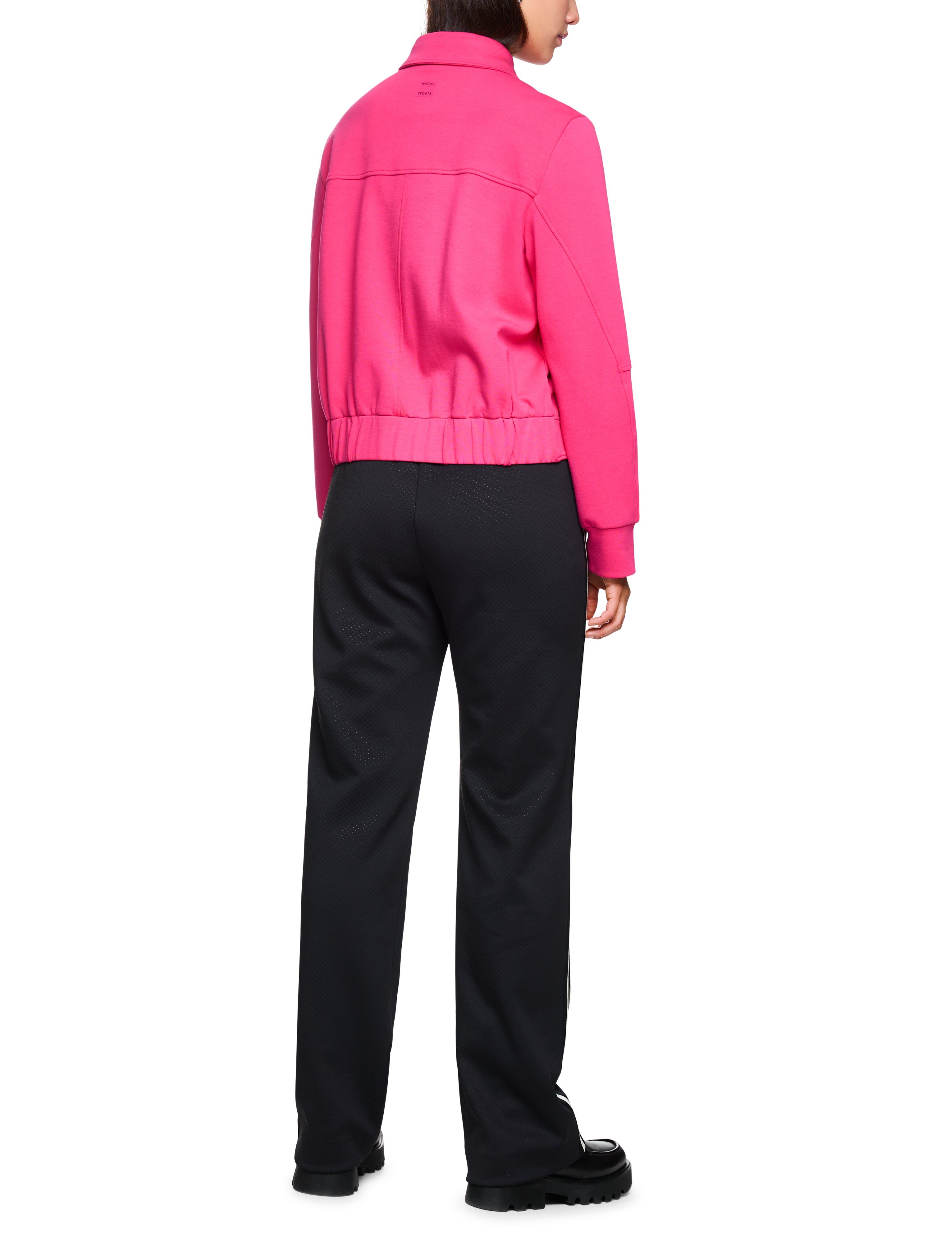 ז'קט בגזרה ישרה, עם כיסים צדדיים וגומי בגבהרכב: 88% כותנה, 8% פוליאסטר, 4% אלסטןהדוגמנית בגובה 1.79 ולובשת מידה 3 של מארק קיין