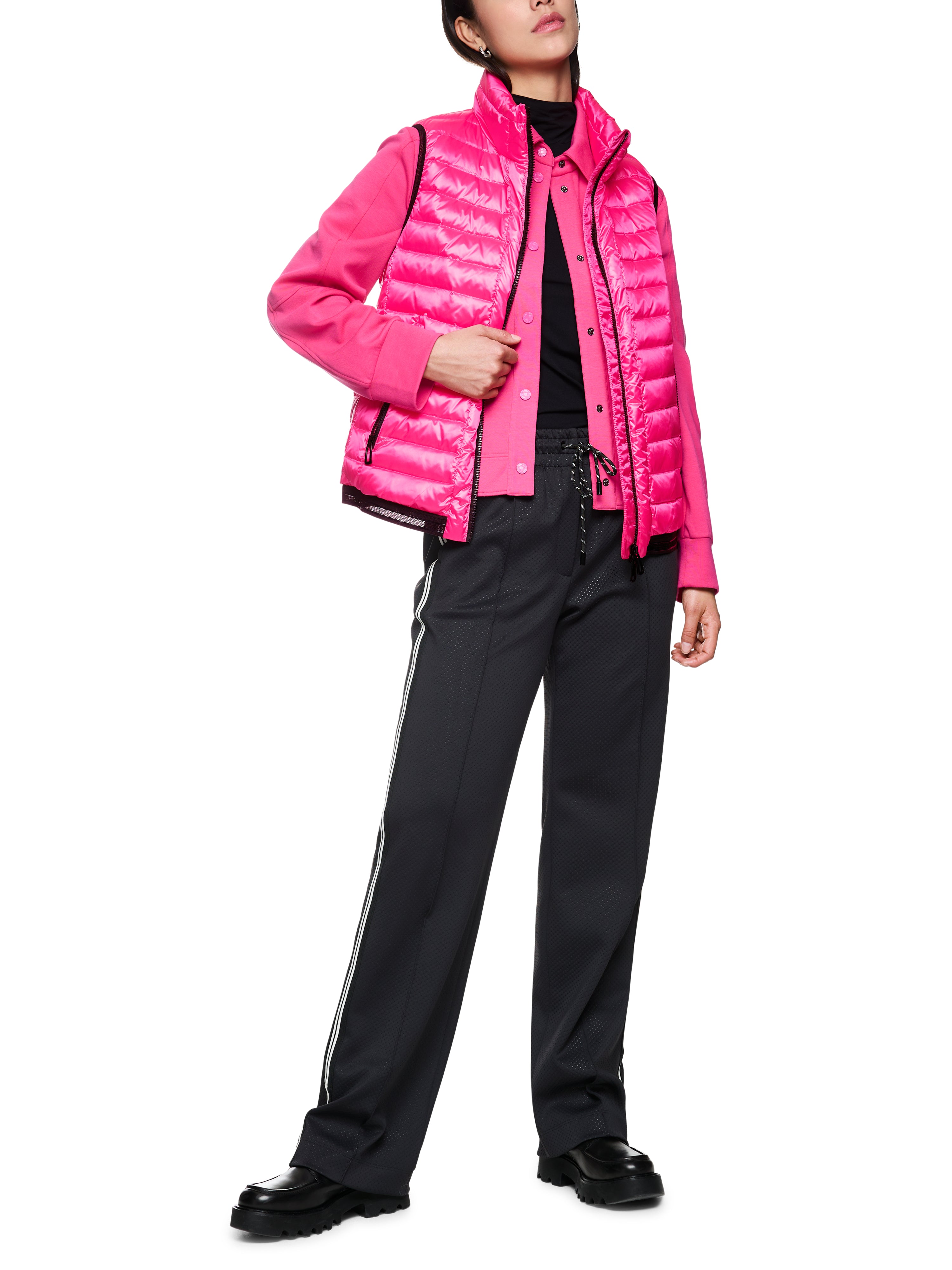 ווסט פוך בגזרה צמודה עם רוכסן דו-כיווני וכיסים הרכב: 59% פוליאסטר, 41% פוליאמידהדוגמנית בגובה 1.79 ולובשת מידה 3 של מארק קיין