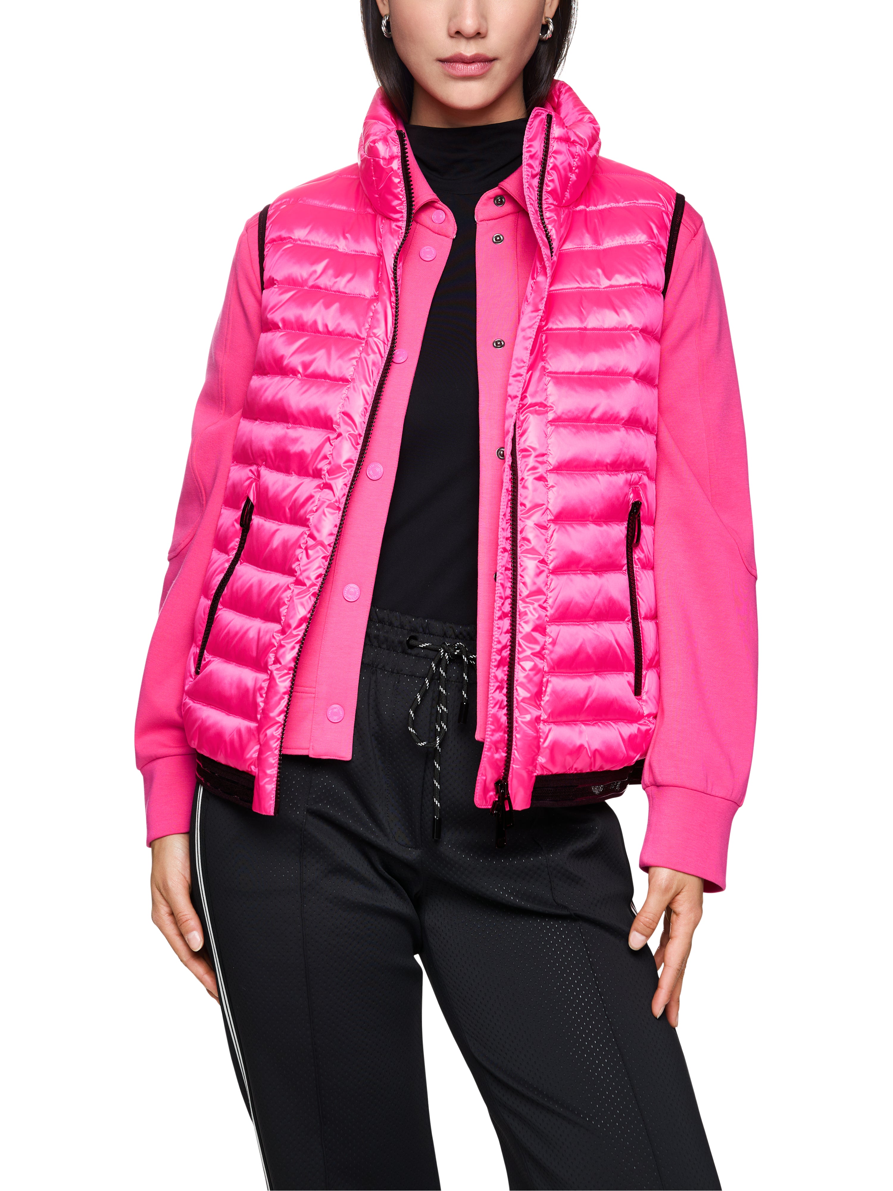 ווסט פוך בגזרה צמודה עם רוכסן דו-כיווני וכיסים הרכב: 59% פוליאסטר, 41% פוליאמידהדוגמנית בגובה 1.79 ולובשת מידה 3 של מארק קיין