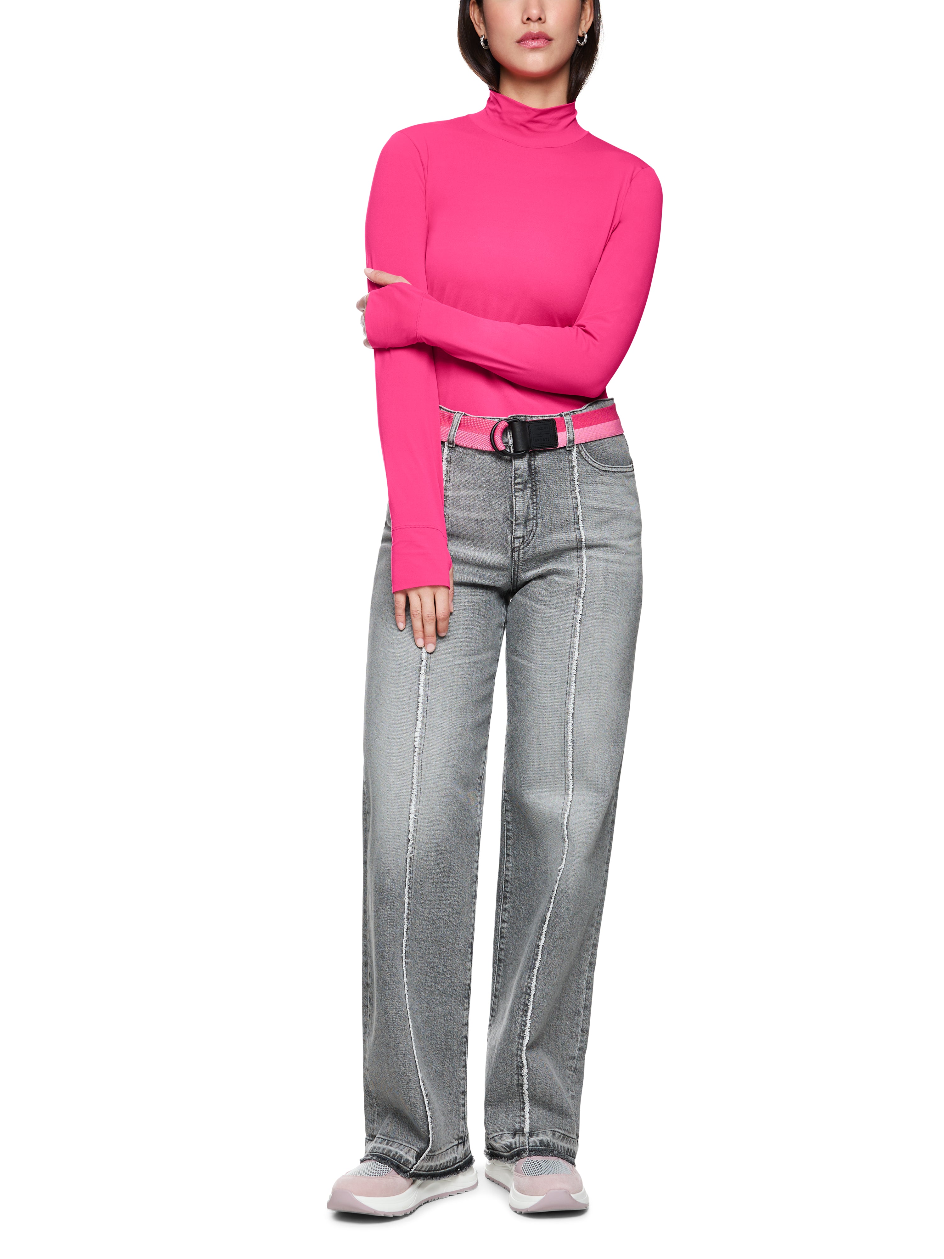 חולצת גולף בגזרה צמודההרכב: 87% פוליאמיד 13% אלסטןהדוגמנית בגובה 1.79 ולובשת מידה 3 של מארק קיין