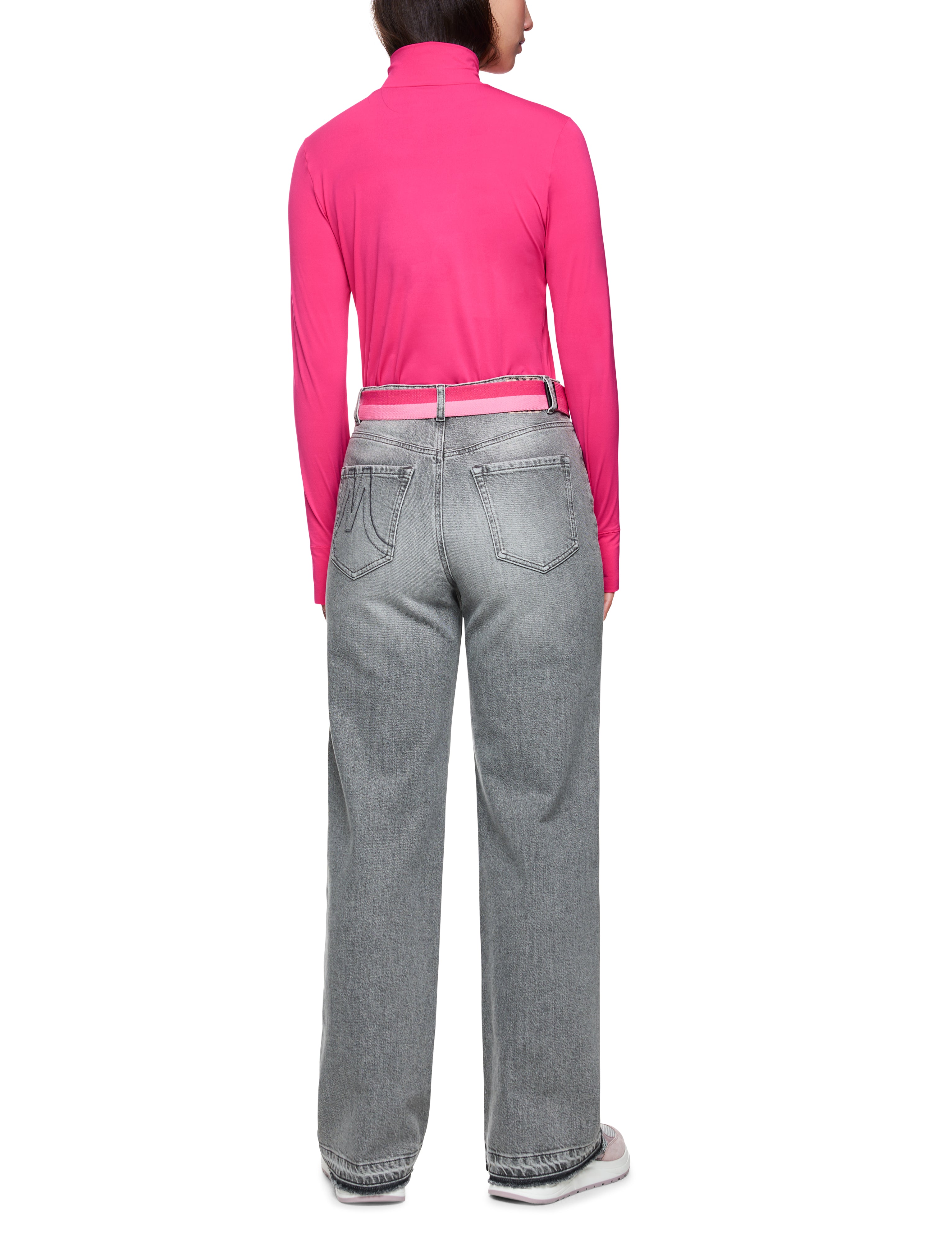 חולצת גולף בגזרה צמודההרכב: 87% פוליאמיד 13% אלסטןהדוגמנית בגובה 1.79 ולובשת מידה 3 של מארק קיין