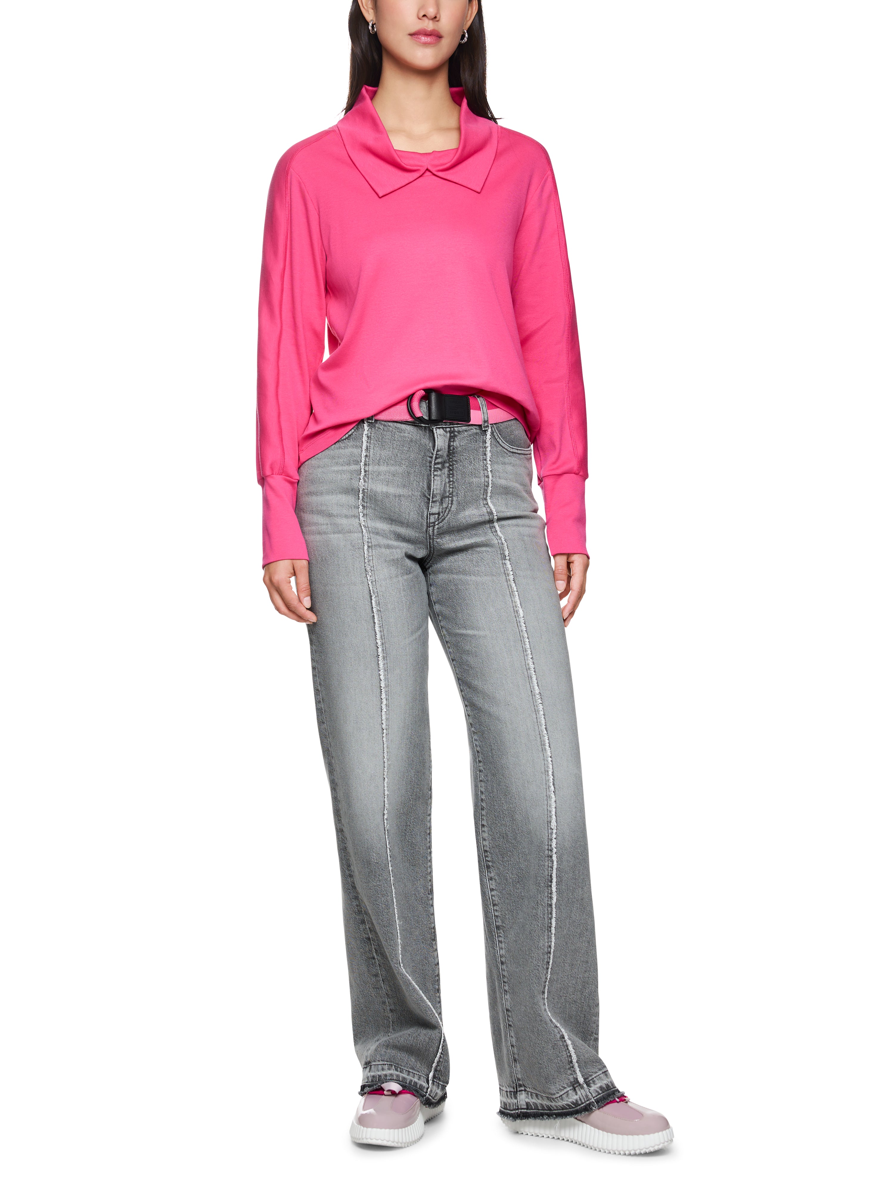 חולצה בגזרה ישרה עם צווארון הרכב: 94% כותנה, 6% אלסטןהדוגמנית בגובה 1.79 ולובשת מידה 3 של מארק קיין