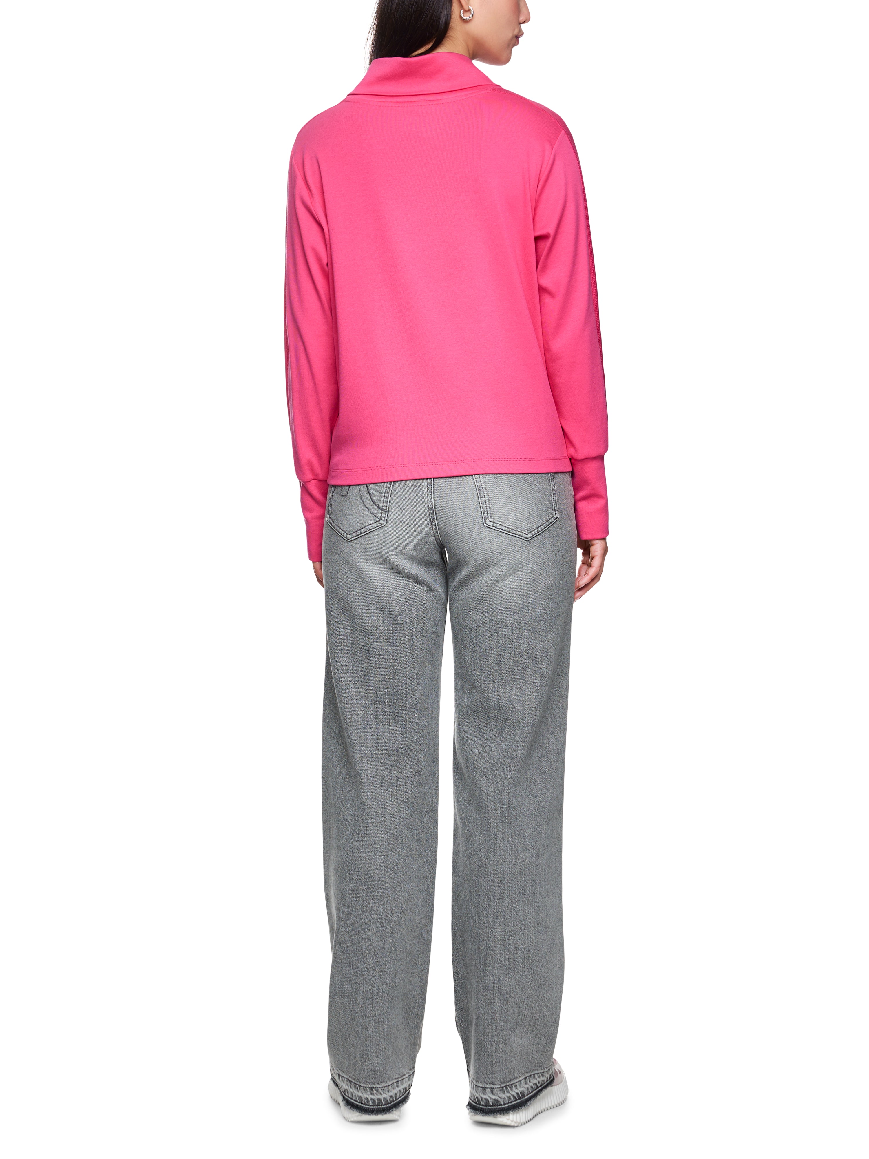 חולצה בגזרה ישרה עם צווארון הרכב: 94% כותנה, 6% אלסטןהדוגמנית בגובה 1.79 ולובשת מידה 3 של מארק קיין