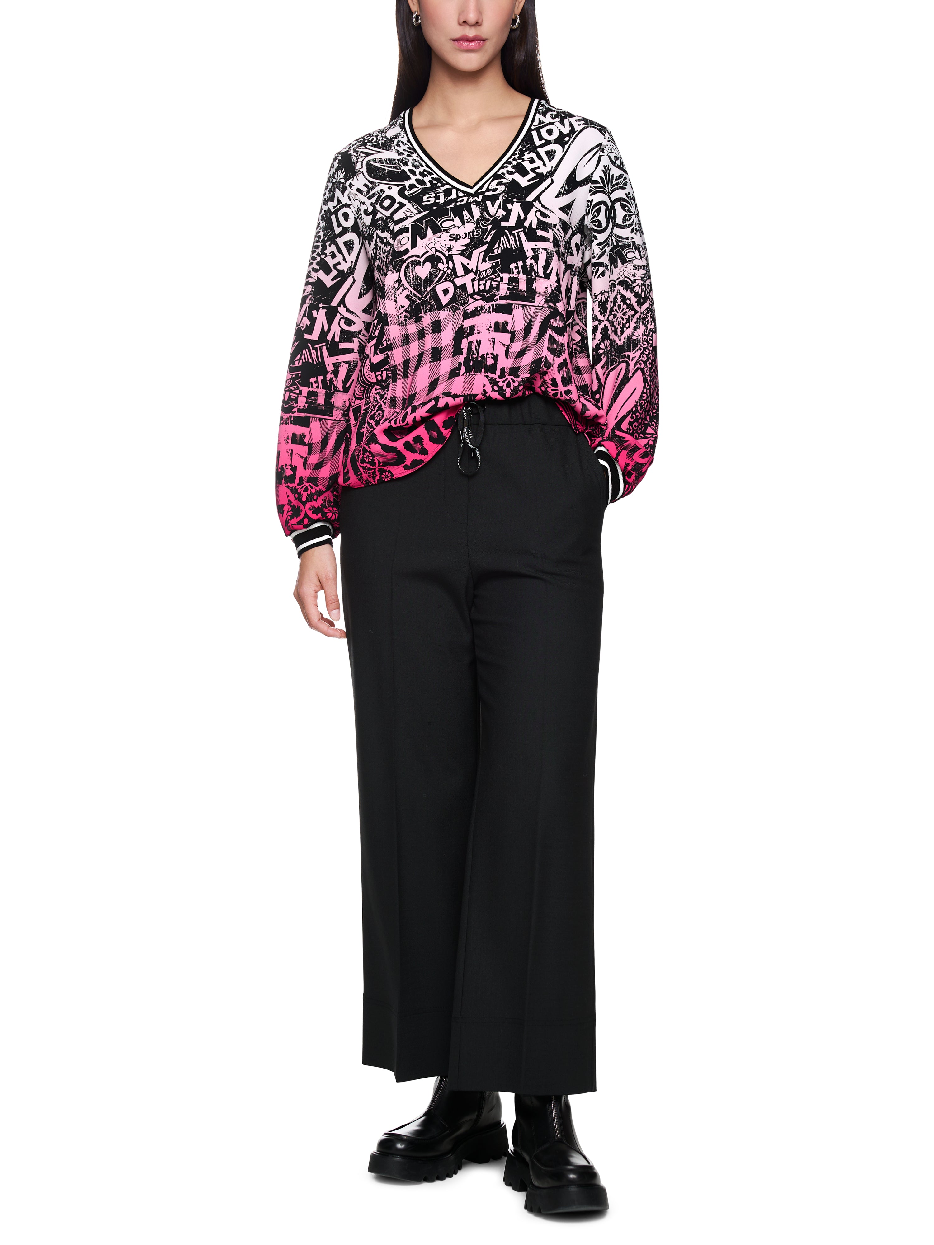 חולצת V בגזרה רחבה עם הדפס גרפיהרכב: 100% פוליאסטרהדוגמנית בגובה 1.79 ולובשת מידה 3 של מארק קיין