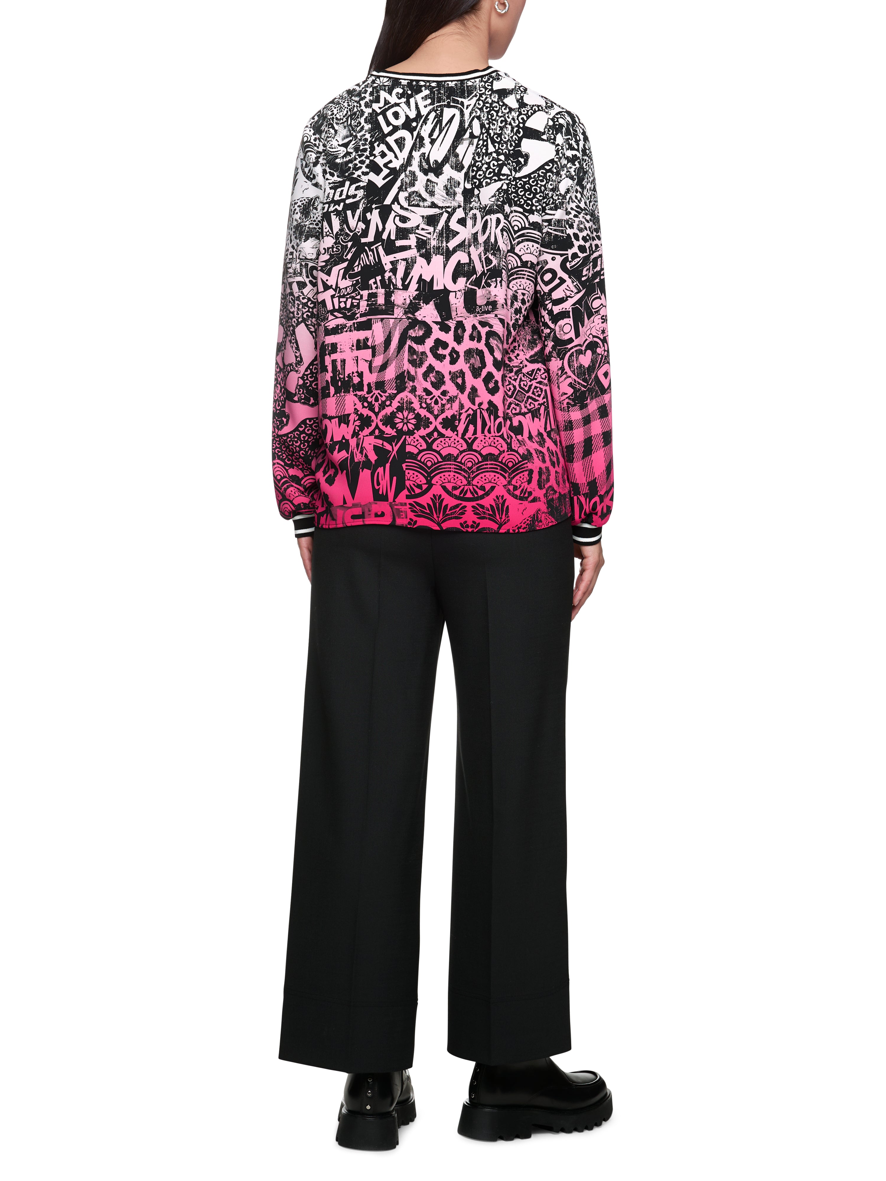 חולצת V בגזרה רחבה עם הדפס גרפיהרכב: 100% פוליאסטרהדוגמנית בגובה 1.79 ולובשת מידה 3 של מארק קיין