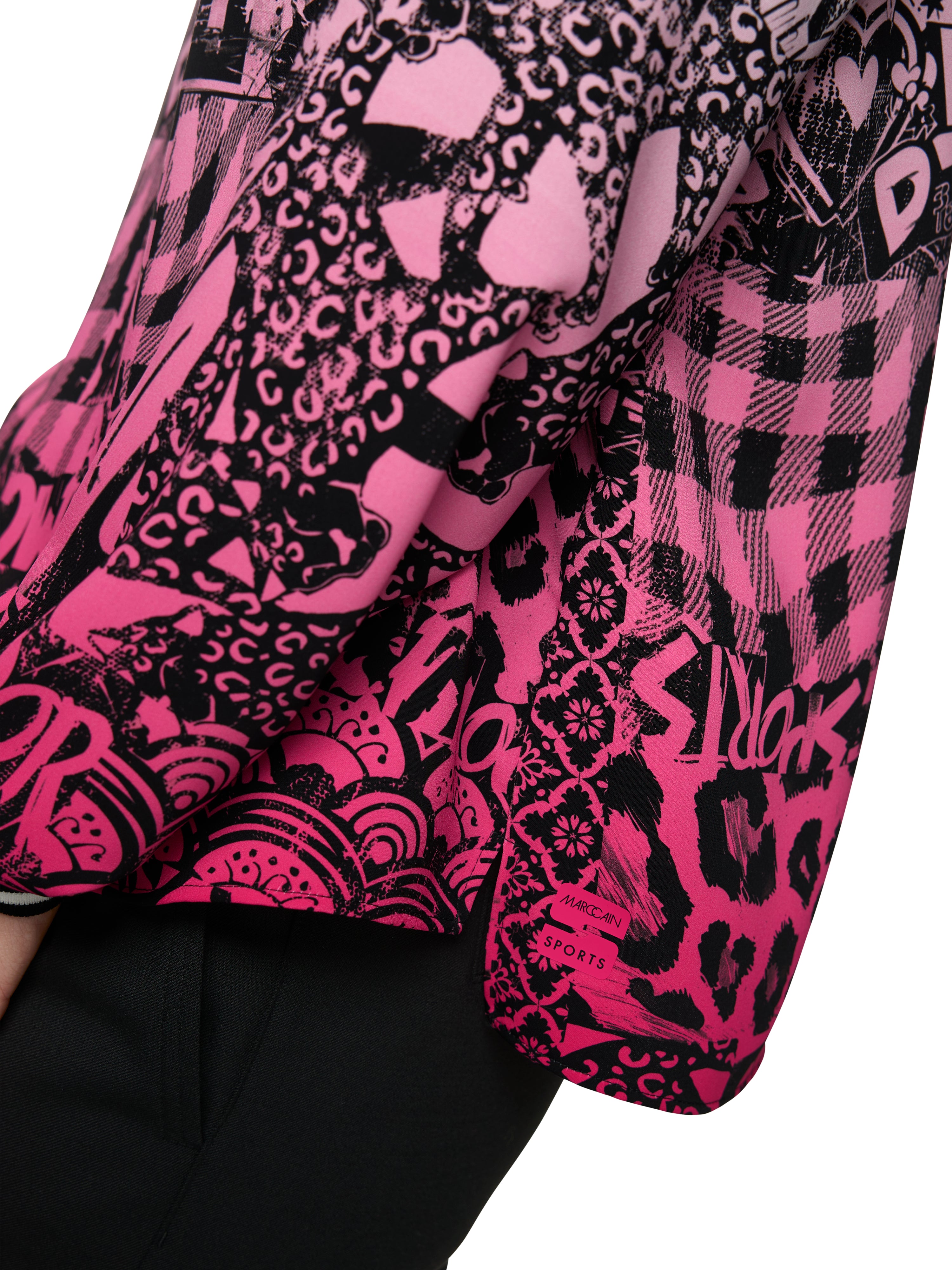 חולצת V בגזרה רחבה עם הדפס גרפיהרכב: 100% פוליאסטרהדוגמנית בגובה 1.79 ולובשת מידה 3 של מארק קיין