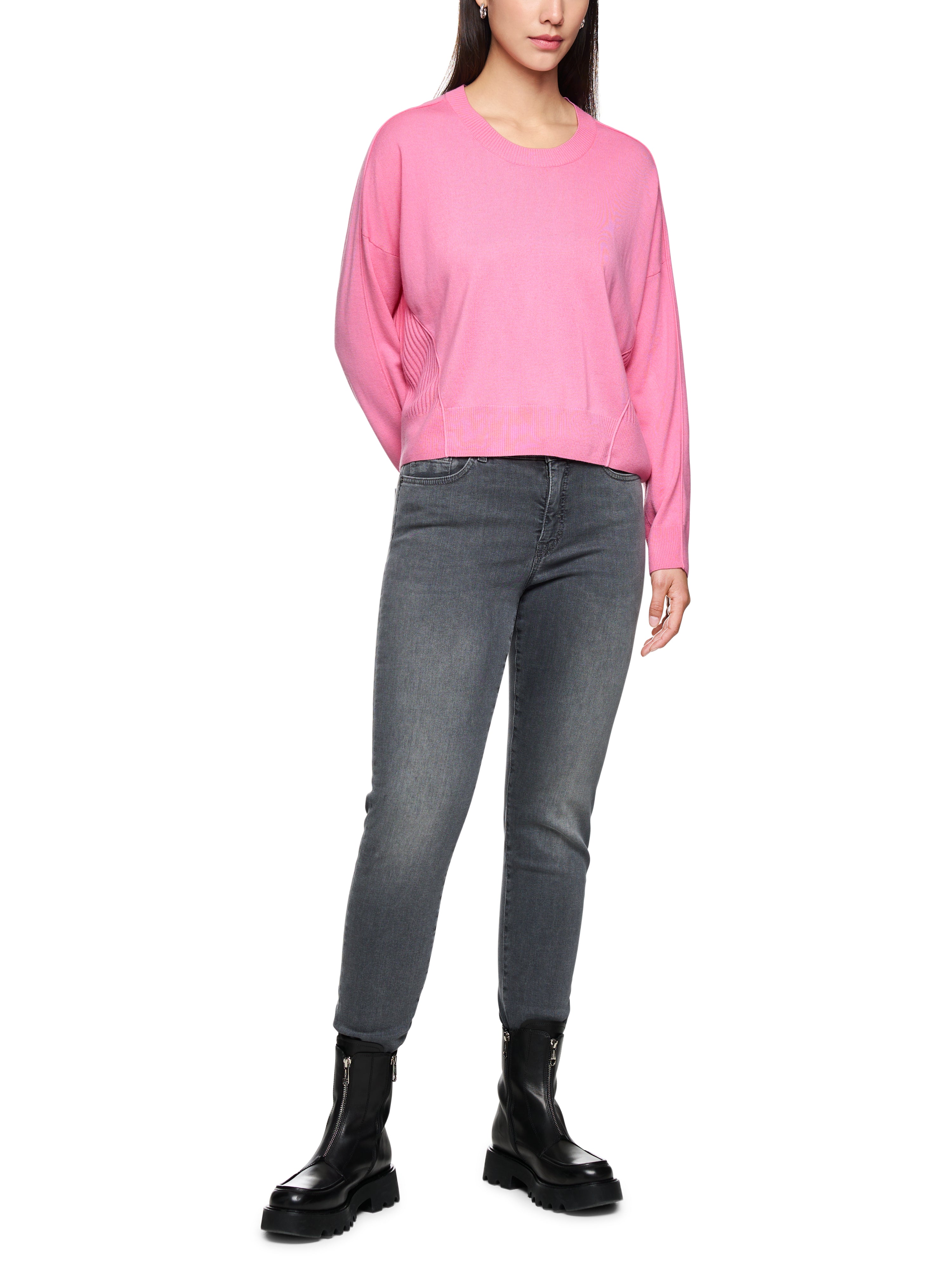 סוודר בגזרה ישרההרכב: 47% צמר, 38% פוליאמיד ממוחזר, 5% קשמירהדוגמנית בגובה 1.79 ולובשת מידה 3 של מארק קיין