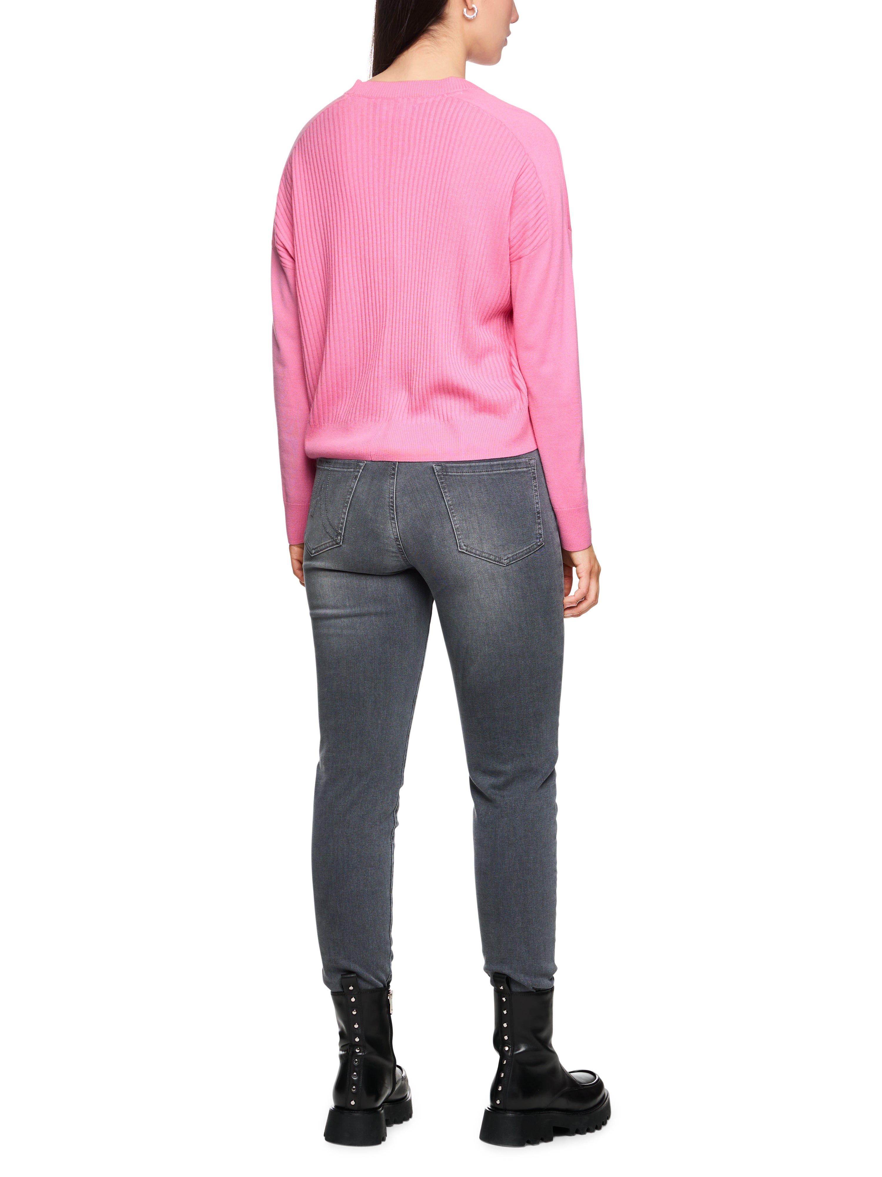 סוודר בגזרה ישרההרכב: 47% צמר, 38% פוליאמיד ממוחזר, 5% קשמירהדוגמנית בגובה 1.79 ולובשת מידה 3 של מארק קיין