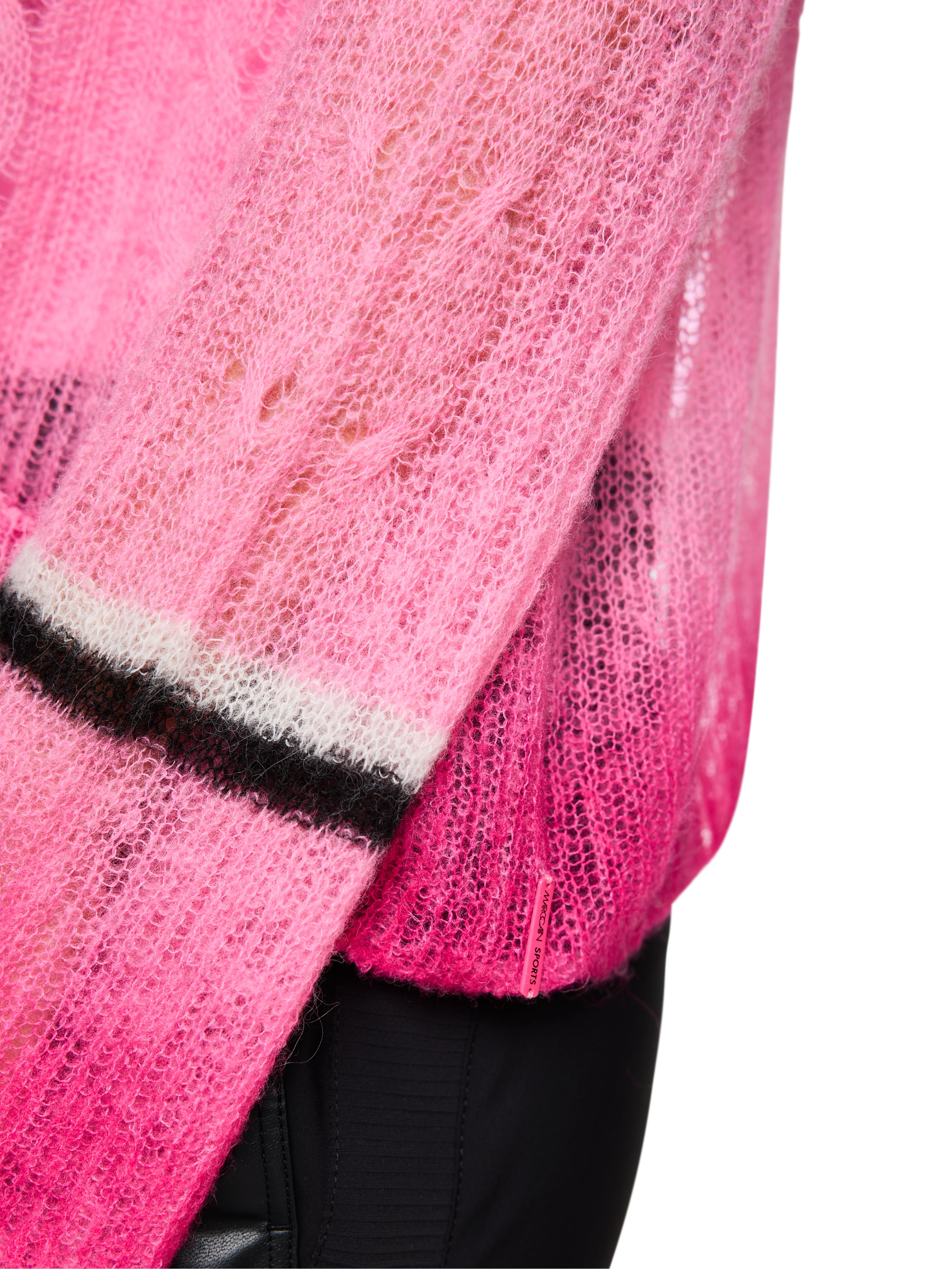 סריג קז'ואל בגזרת אוברסייזהרכב: 55% אלפקה, 35% פוליאמיד, 10% צמרהדוגמנית בגובה 1.79 ולובשת מידה 3 של מארק קיין