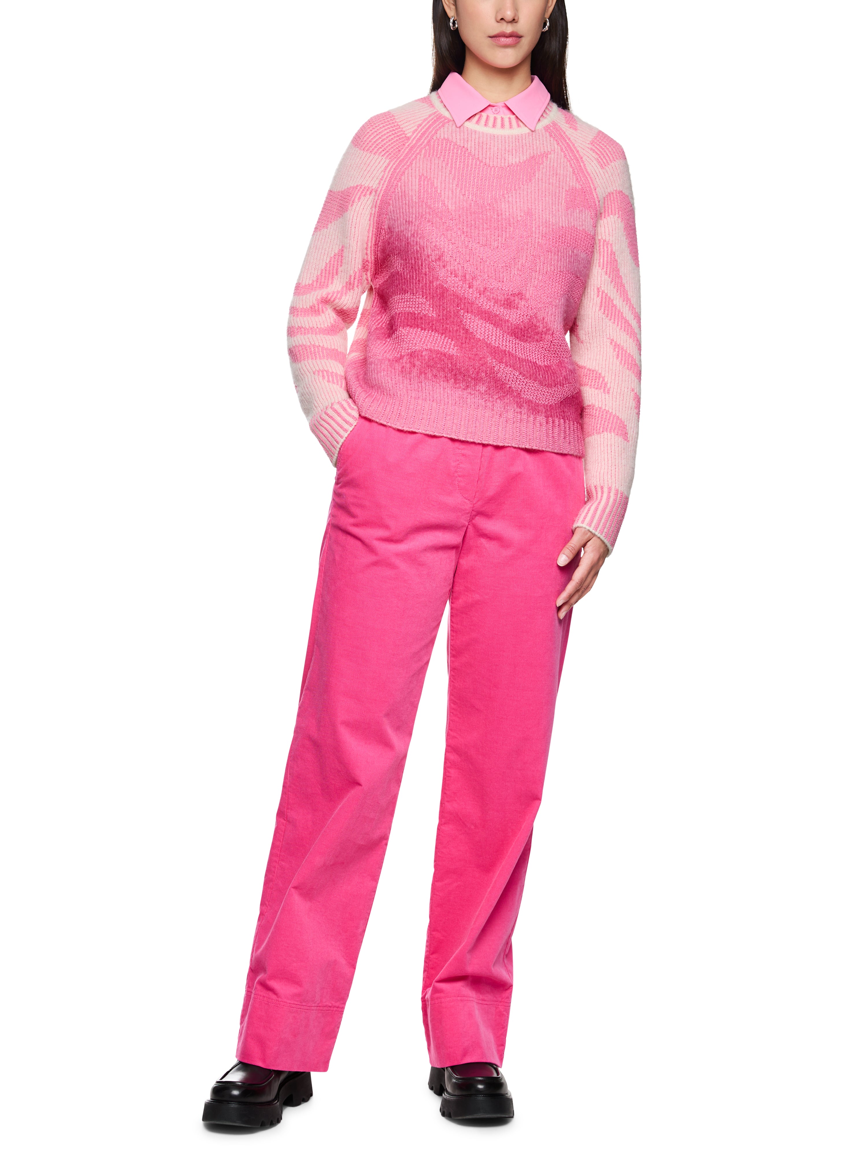 סוודר סרוג בגזרה ישרה בגווני ורודהרכב: 40% פוליאסטר, 33% אלפקה, 21% פוליאמיד, 6% צמרהדוגמנית בגובה 1.79 ולובשת מידה 3 של מארק קיין