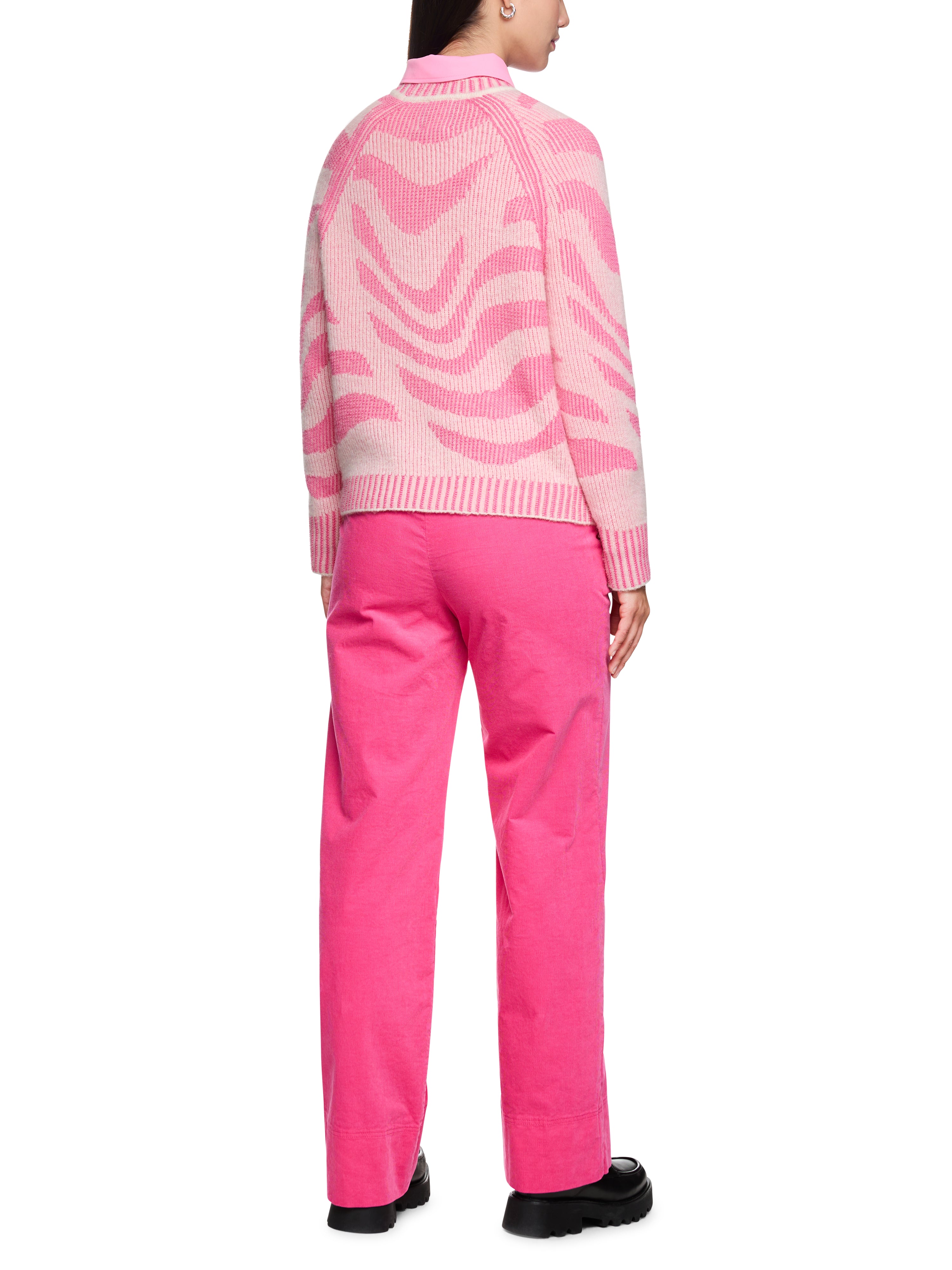 סוודר סרוג בגזרה ישרה בגווני ורודהרכב: 40% פוליאסטר, 33% אלפקה, 21% פוליאמיד, 6% צמרהדוגמנית בגובה 1.79 ולובשת מידה 3 של מארק קיין