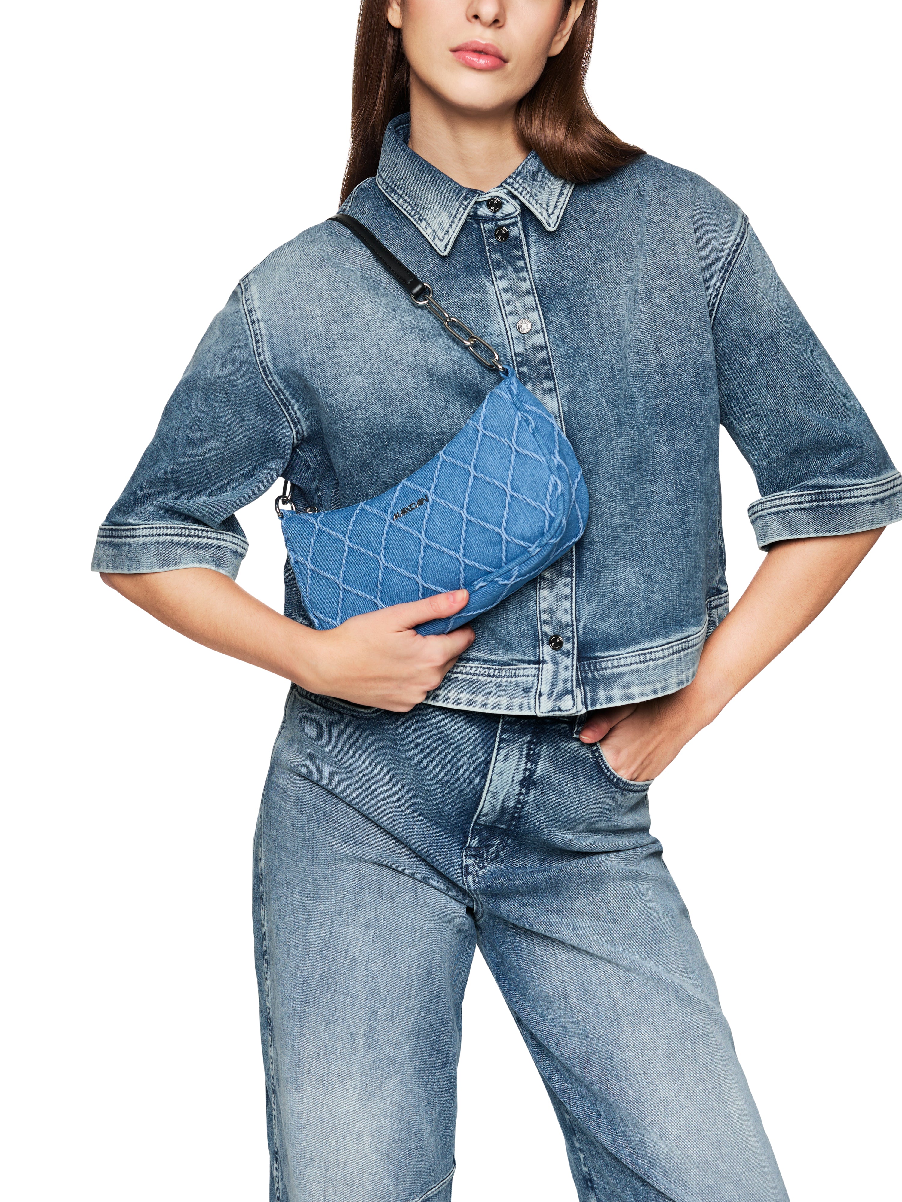 חולצת ג'ינס קרופ בגזרה רחבההרכב: 92% כותנה, 6% אלסטומולטיאסטר, 2% אלסטןהדוגמנית בגובה 1.79 ולובשת מידה 3 של מארק קיין