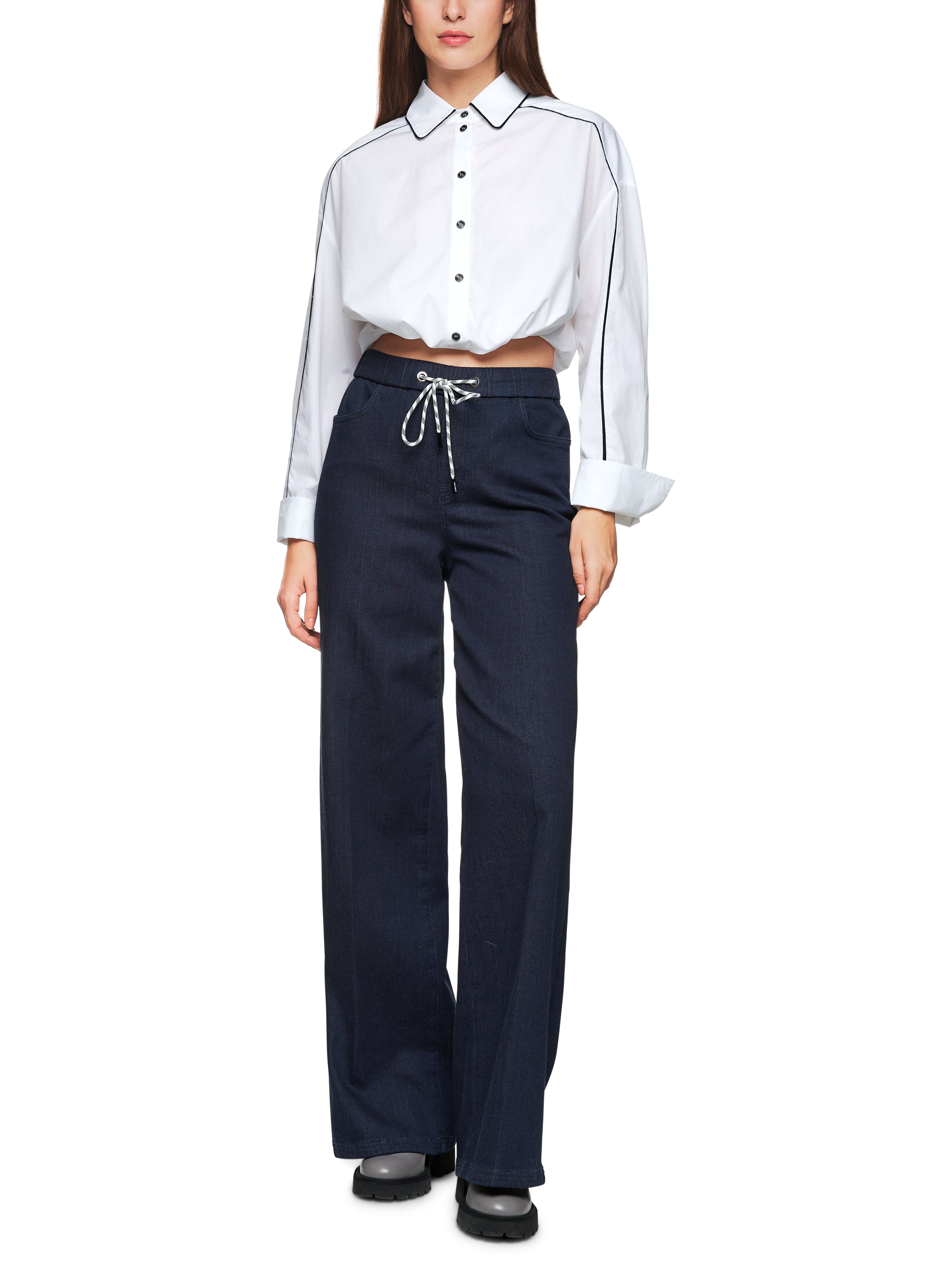 מכנסי ג'ינס מתרחבים בגזרה גבוהה עם כיסים צדדייםהרכב: 60% כותנה אורגנית, 38% כותנה, 2% אלסטןהדוגמנית בגובה 1.79 ולובשת מידה 3 של מארק קיין