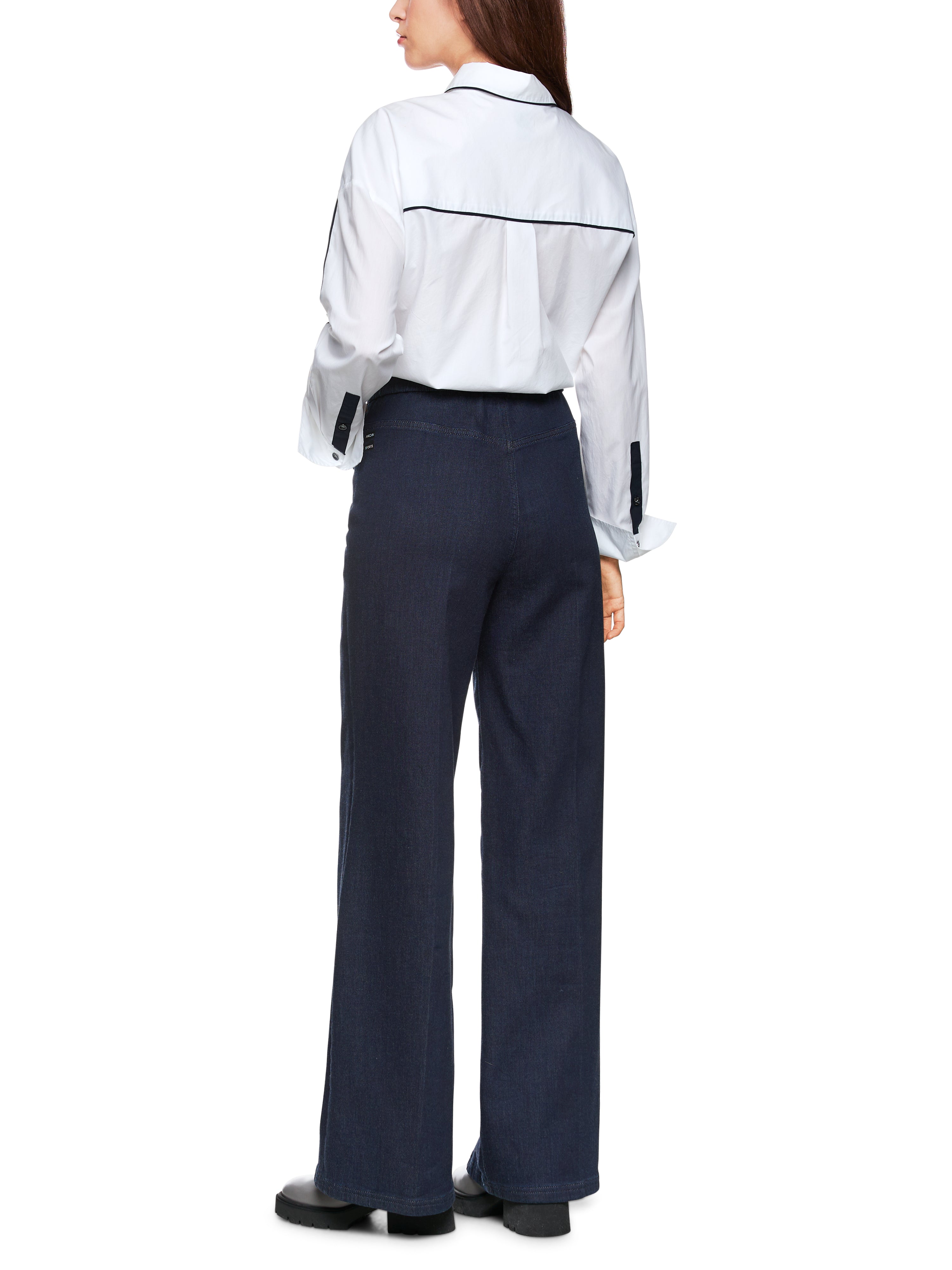 מכנסי ג'ינס מתרחבים בגזרה גבוהה עם כיסים צדדייםהרכב: 60% כותנה אורגנית, 38% כותנה, 2% אלסטןהדוגמנית בגובה 1.79 ולובשת מידה 3 של מארק קיין