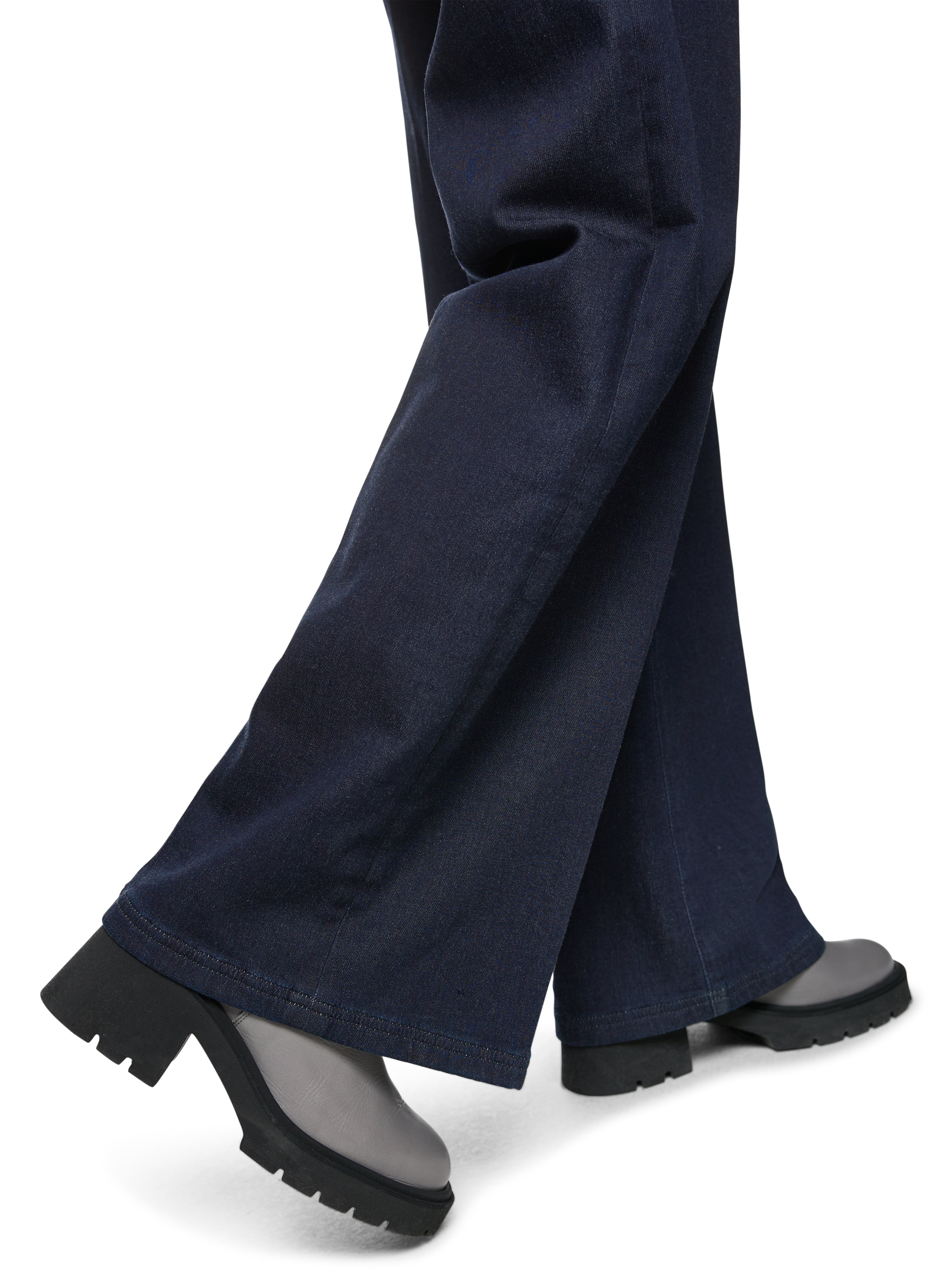 מכנסי ג'ינס מתרחבים בגזרה גבוהה עם כיסים צדדייםהרכב: 60% כותנה אורגנית, 38% כותנה, 2% אלסטןהדוגמנית בגובה 1.79 ולובשת מידה 3 של מארק קיין