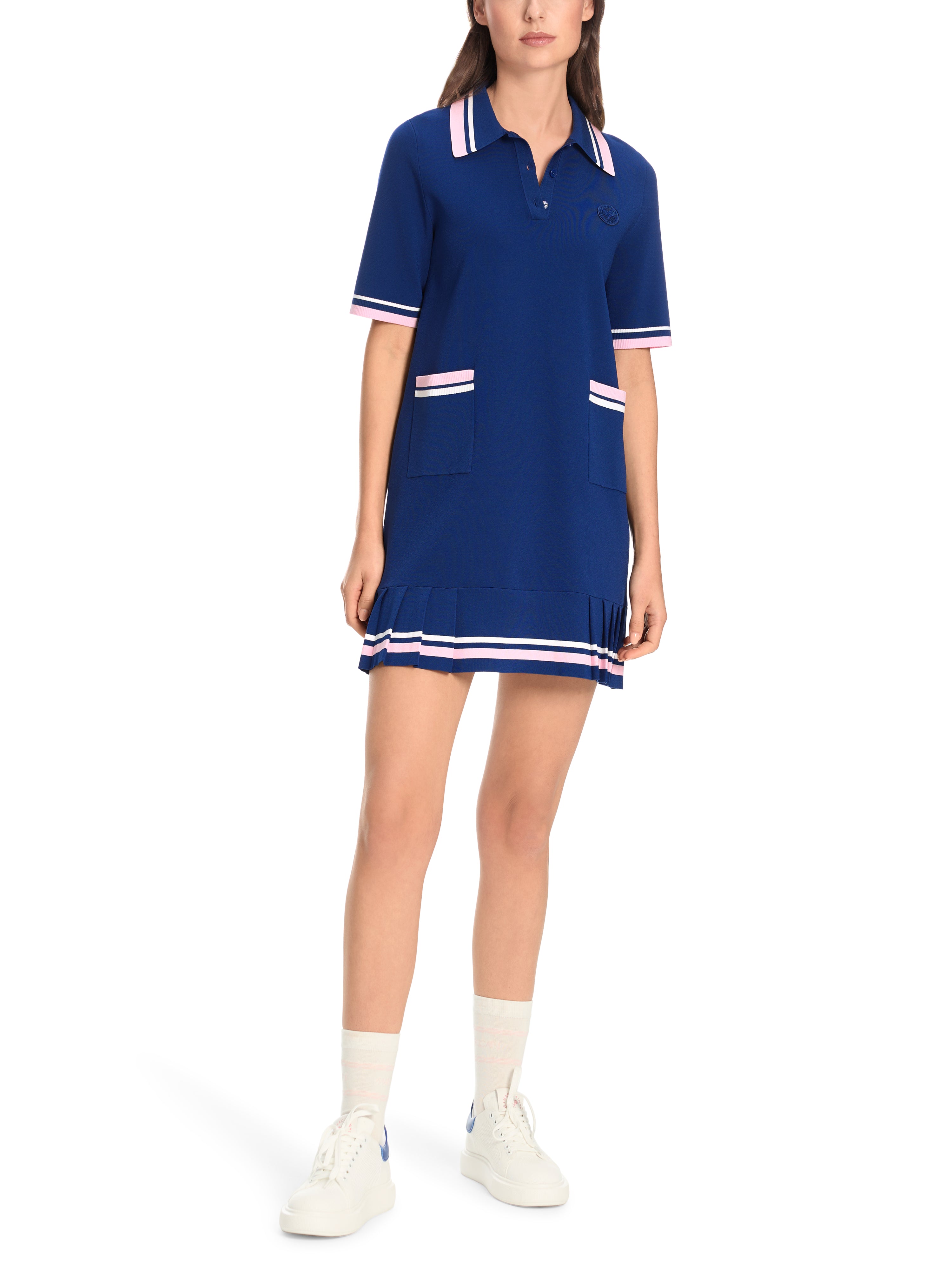 שמלת סריג באורך מיני בגזרת A עם קפלים בסיומתהרכב: 78% ויסקוזה, 22% פוליאסטרהדוגמנית בגובה 1.79 ולובשת מידה 3 של מארק קיין