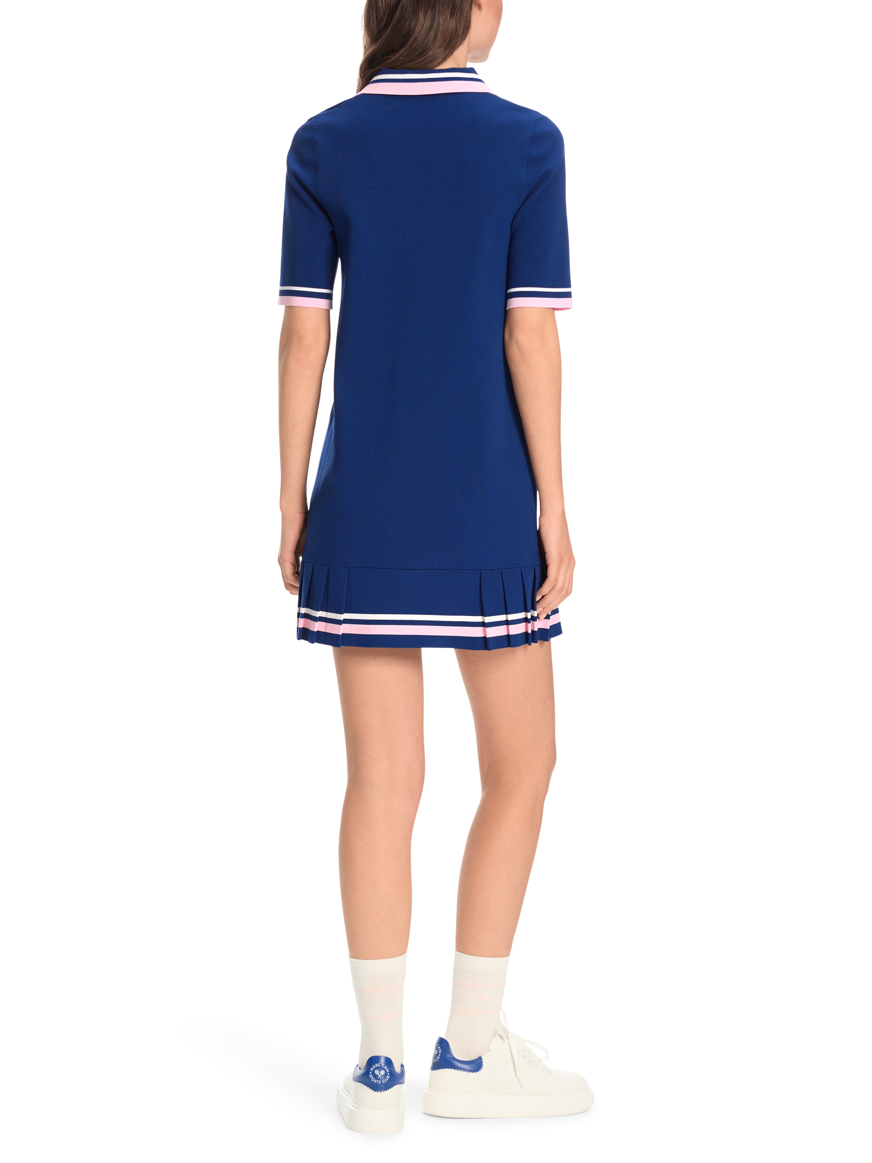 שמלת סריג באורך מיני בגזרת A עם קפלים בסיומתהרכב: 78% ויסקוזה, 22% פוליאסטרהדוגמנית בגובה 1.79 ולובשת מידה 3 של מארק קיין