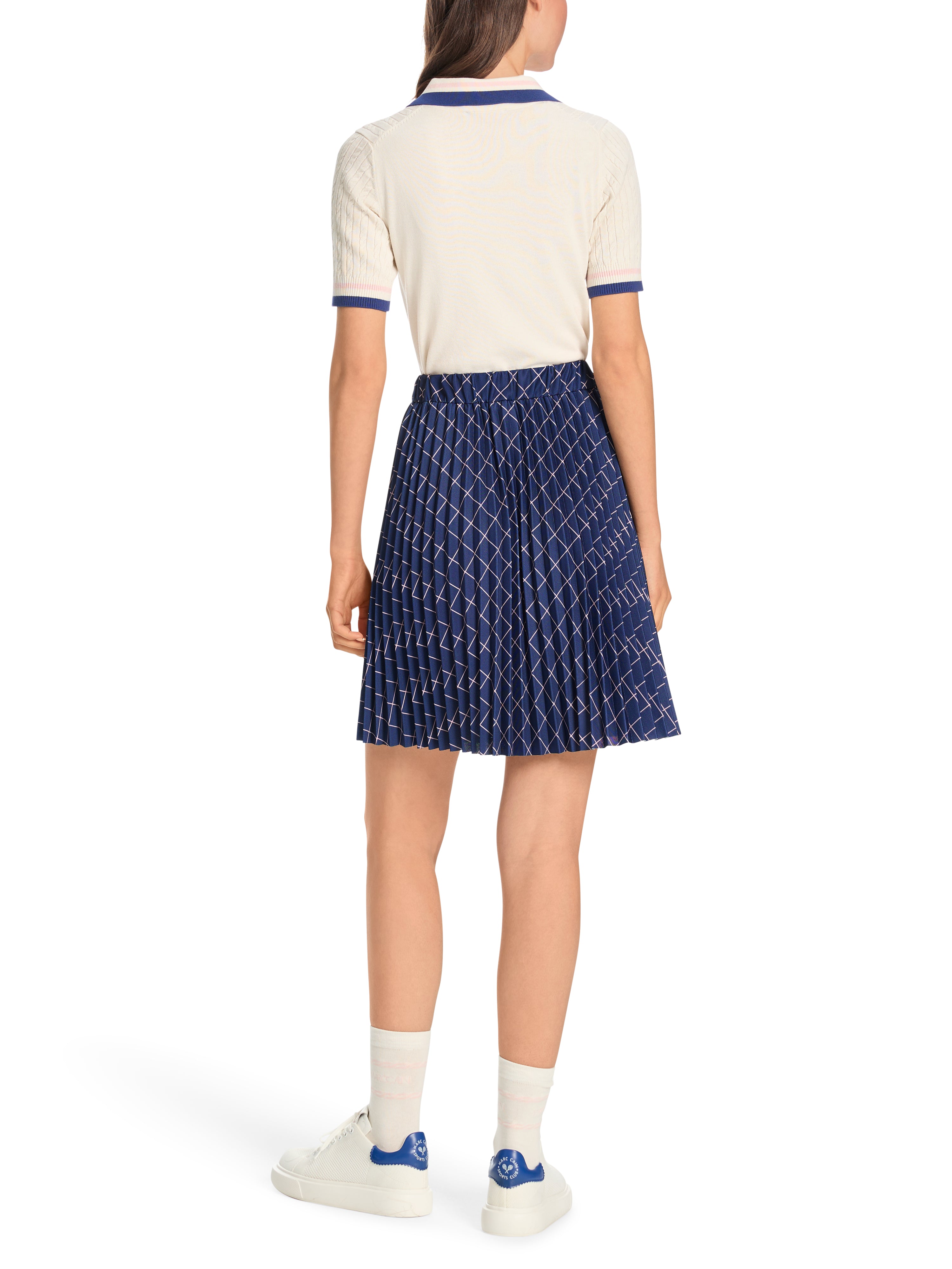 חצאית קפלים באורך מיני עם רצועת מותן אלסטית ושרוך מתכוונןהרכב: 97% פוליאסטר, 3% אלסטןהדוגמנית בגובה 1.79 ולובשת מידה 3 של מארק קיין