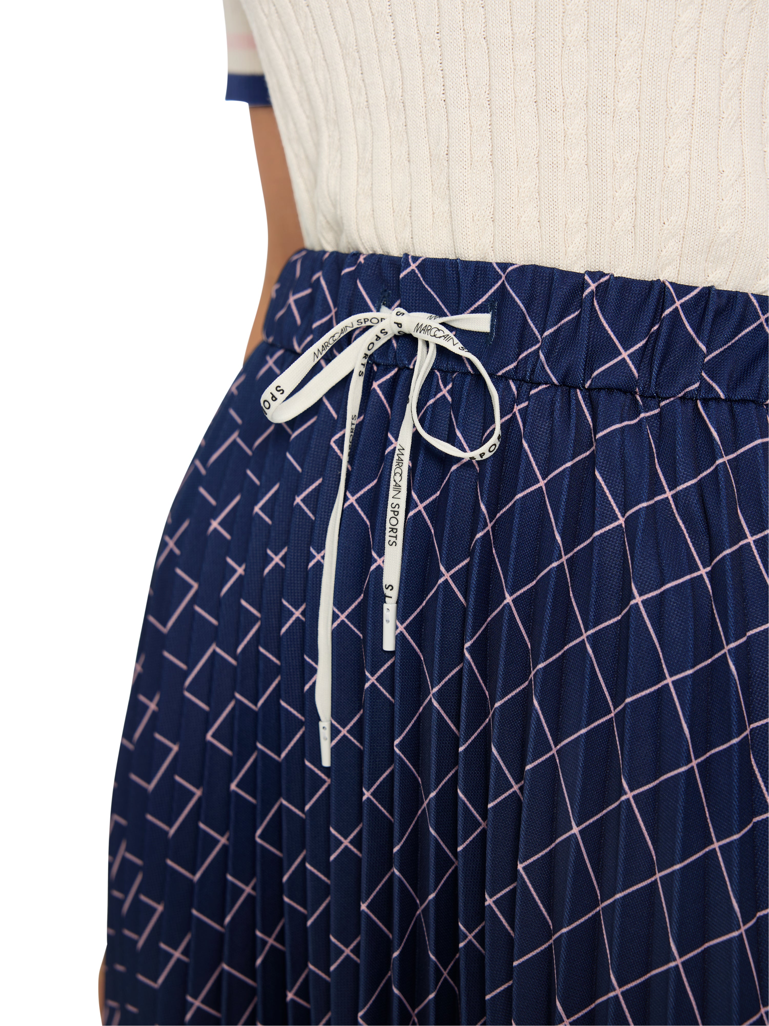 חצאית קפלים באורך מיני עם רצועת מותן אלסטית ושרוך מתכוונןהרכב: 97% פוליאסטר, 3% אלסטןהדוגמנית בגובה 1.79 ולובשת מידה 3 של מארק קיין