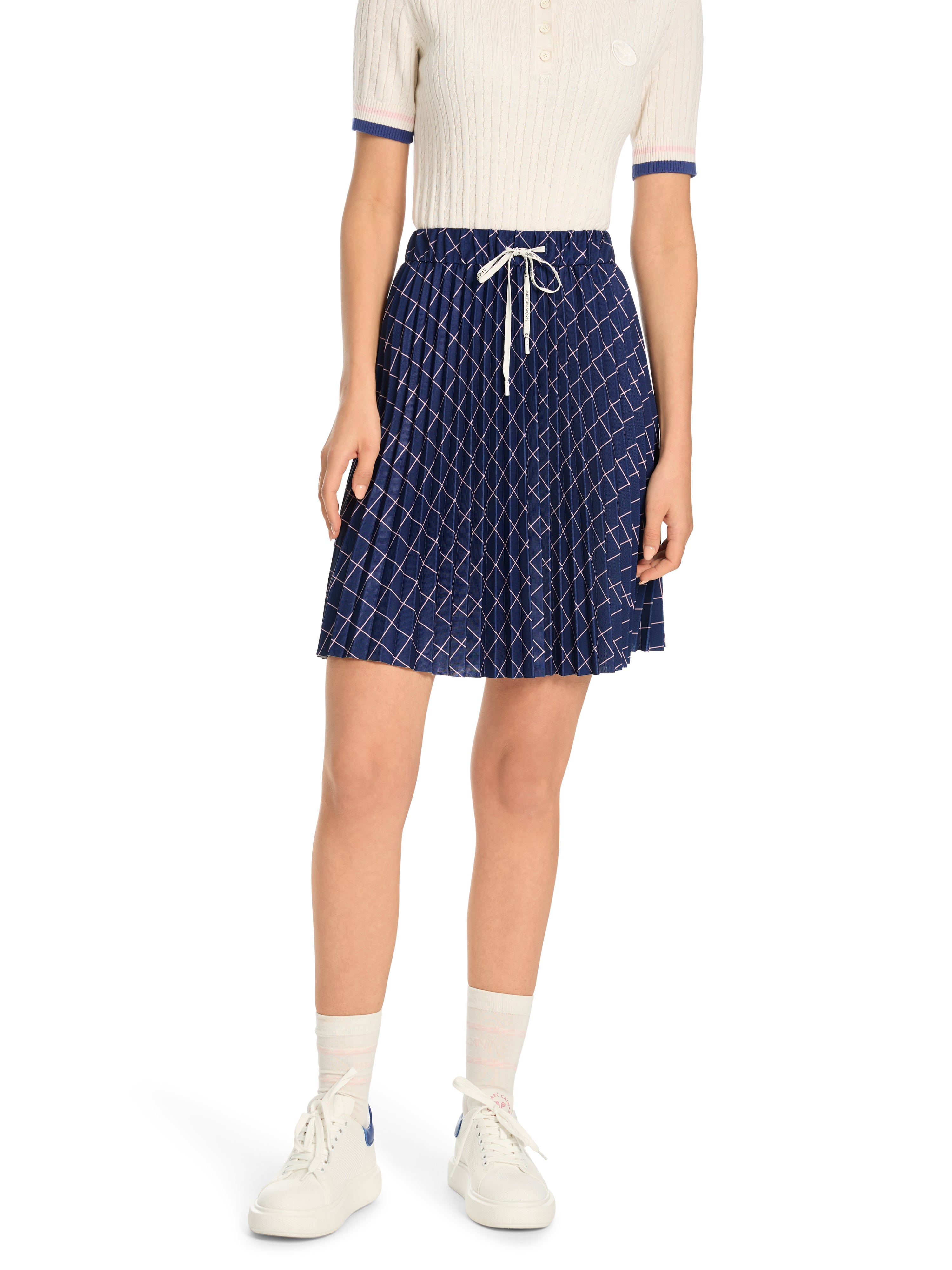 חצאית קפלים באורך מיני עם רצועת מותן אלסטית ושרוך מתכוונןהרכב: 97% פוליאסטר, 3% אלסטןהדוגמנית בגובה 1.79 ולובשת מידה 3 של מארק קיין