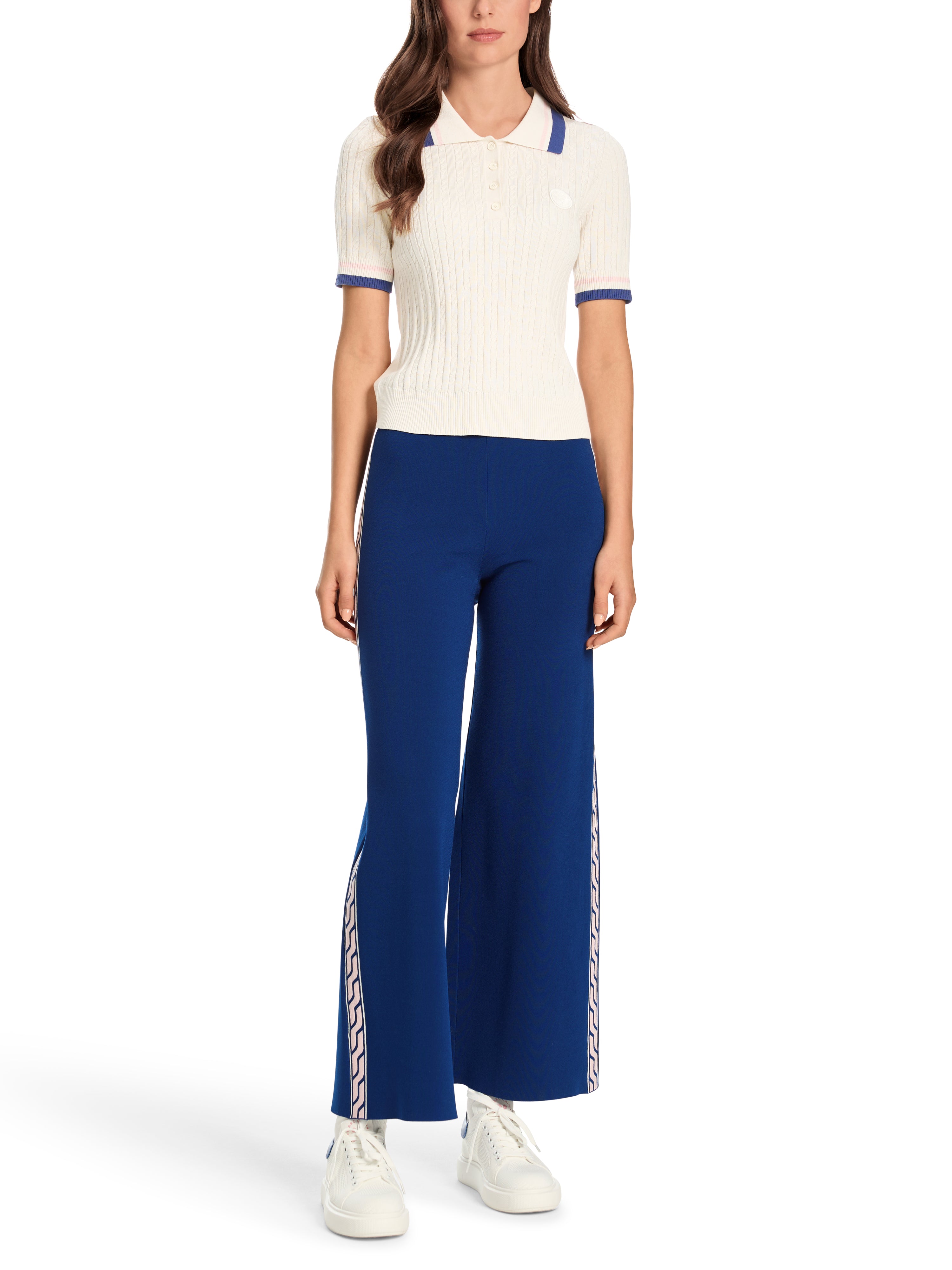 מכנסי לאונג' סרוגים בגזרה מתרחבת עם רצועת מותן אלסטיתהרכב: 78% ויסקוזה, 22% פוליאסטרהדוגמנית בגובה 1.79 ולובשת מידה 3 של מארק קיין