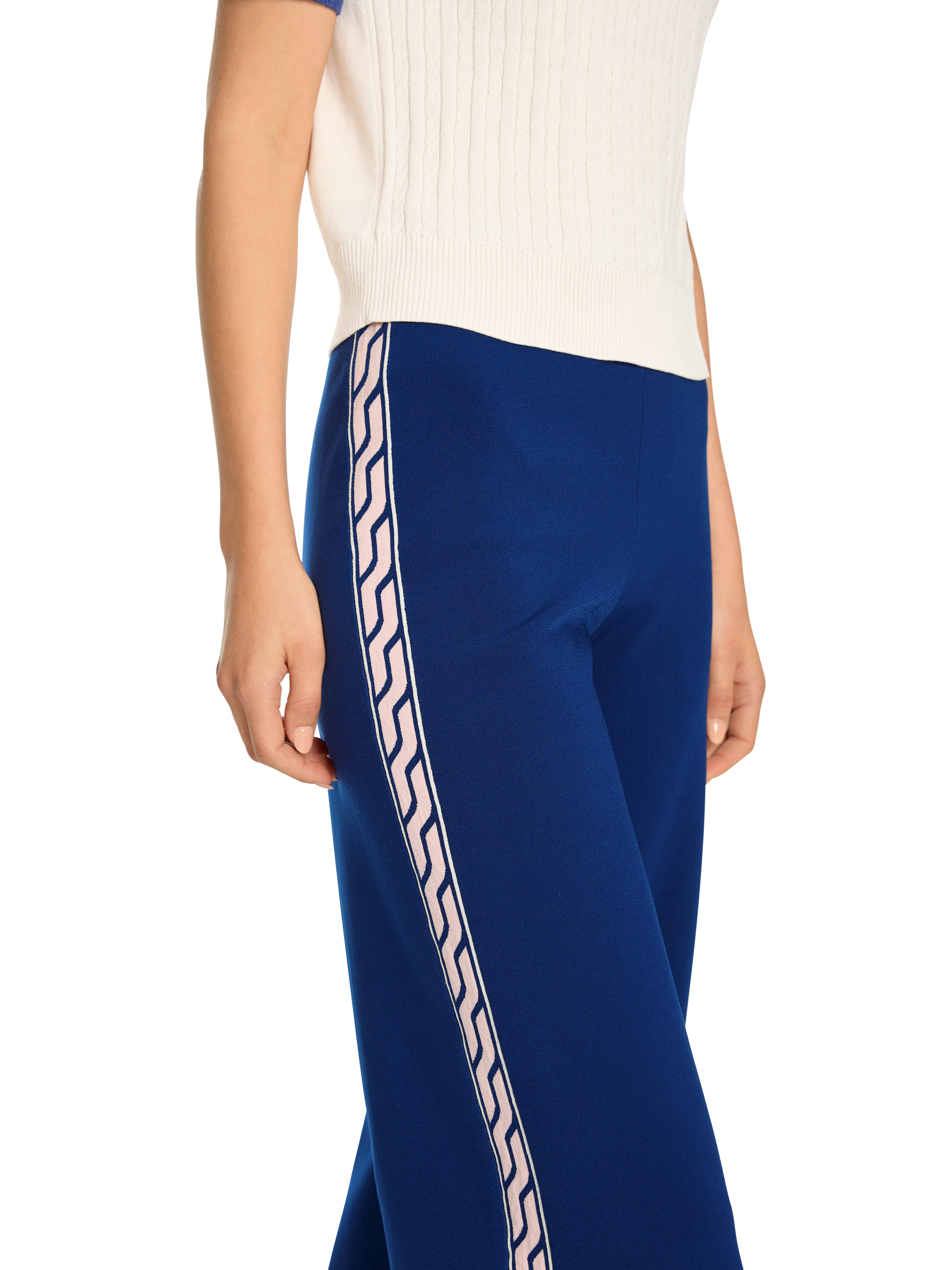 מכנסי לאונג' סרוגים בגזרה מתרחבת עם רצועת מותן אלסטיתהרכב: 78% ויסקוזה, 22% פוליאסטרהדוגמנית בגובה 1.79 ולובשת מידה 3 של מארק קיין