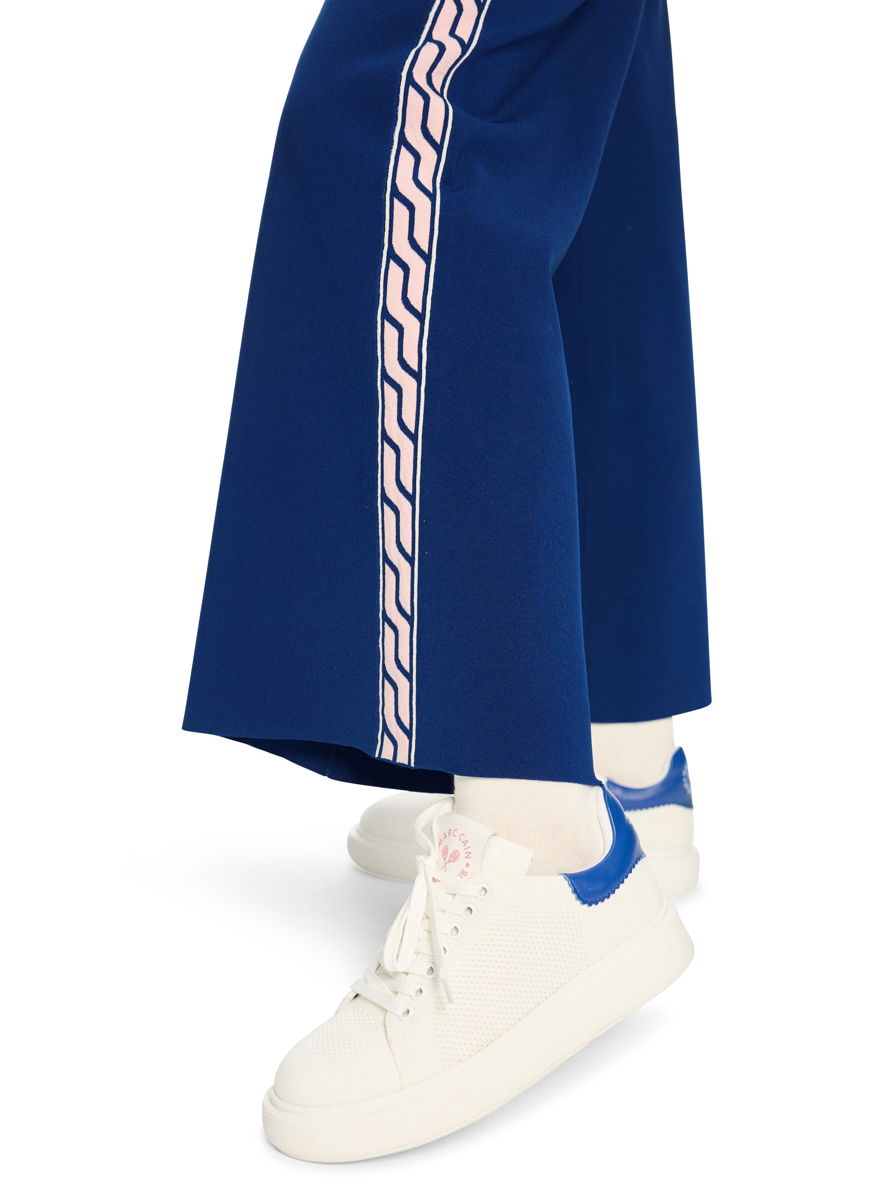 מכנסי לאונג' סרוגים בגזרה מתרחבת עם רצועת מותן אלסטיתהרכב: 78% ויסקוזה, 22% פוליאסטרהדוגמנית בגובה 1.79 ולובשת מידה 3 של מארק קיין