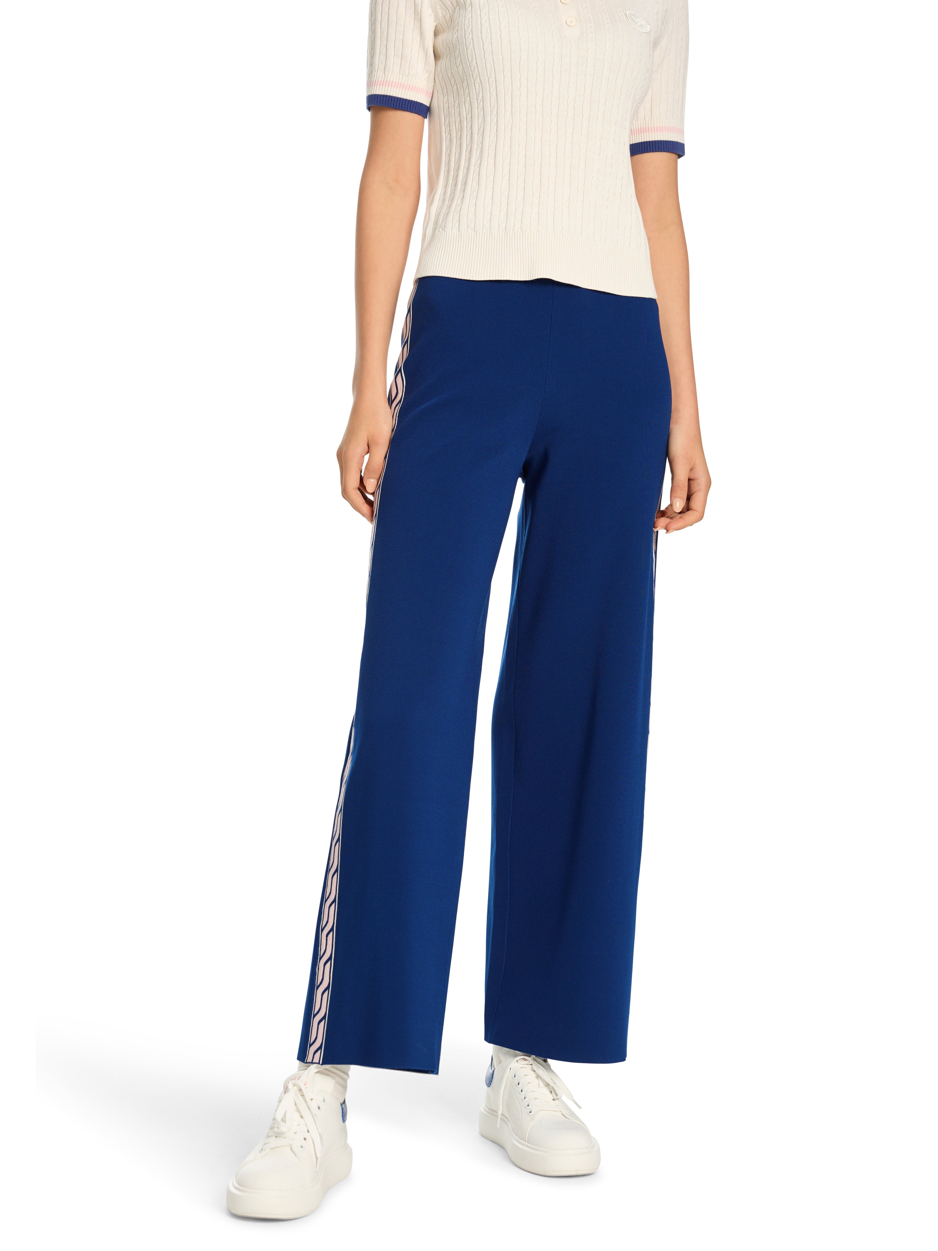 מכנסי לאונג' סרוגים בגזרה מתרחבת עם רצועת מותן אלסטיתהרכב: 78% ויסקוזה, 22% פוליאסטרהדוגמנית בגובה 1.79 ולובשת מידה 3 של מארק קיין