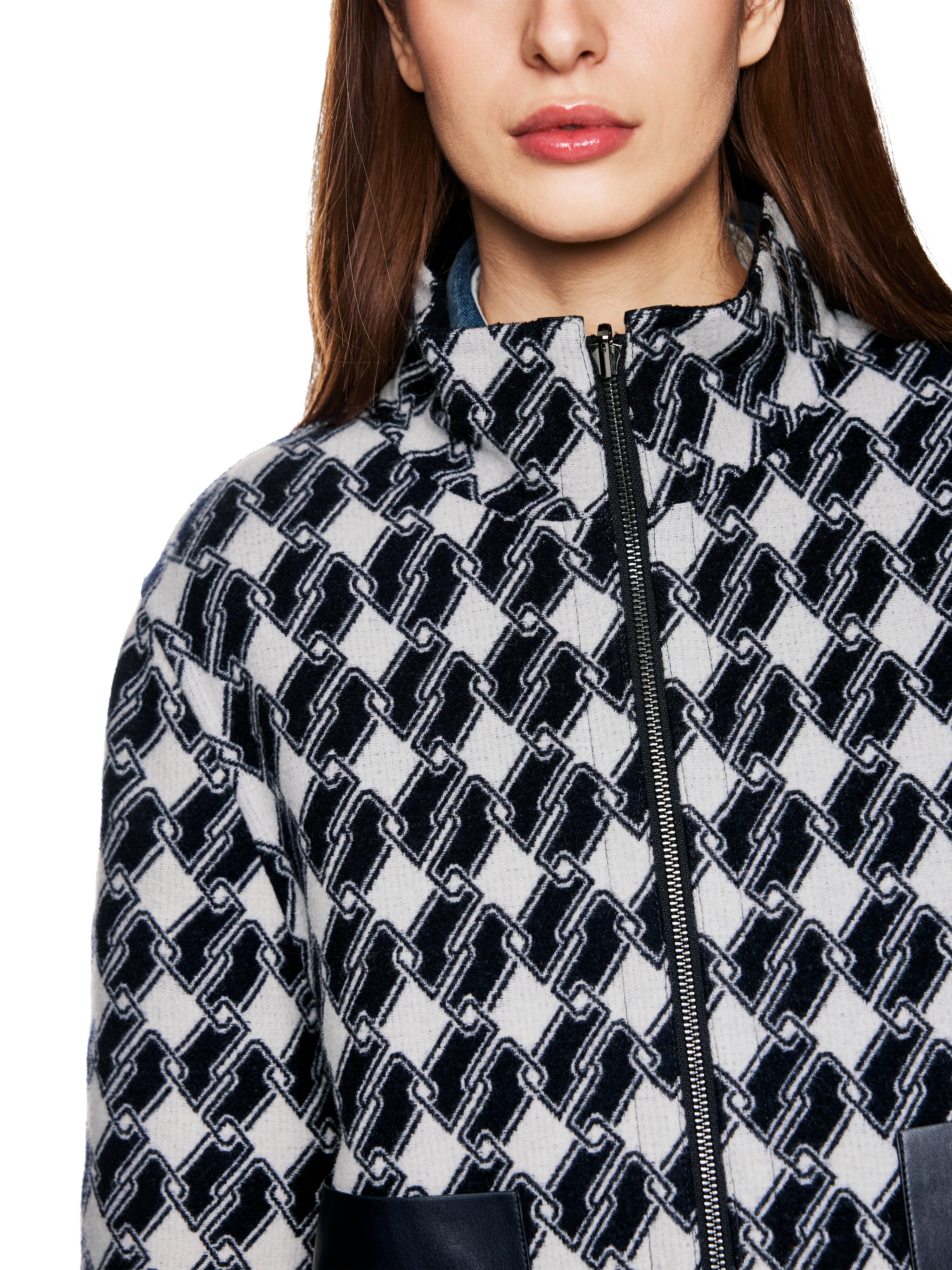 ז'קט דו צדדי בעיטור טלאים עם כיסים וסגירת רוכסן הרכב: 70% צמר, 30% פוליאסטרהדוגמנית בגובה 1.79 ולובשת מידה 3 של מארק קיין