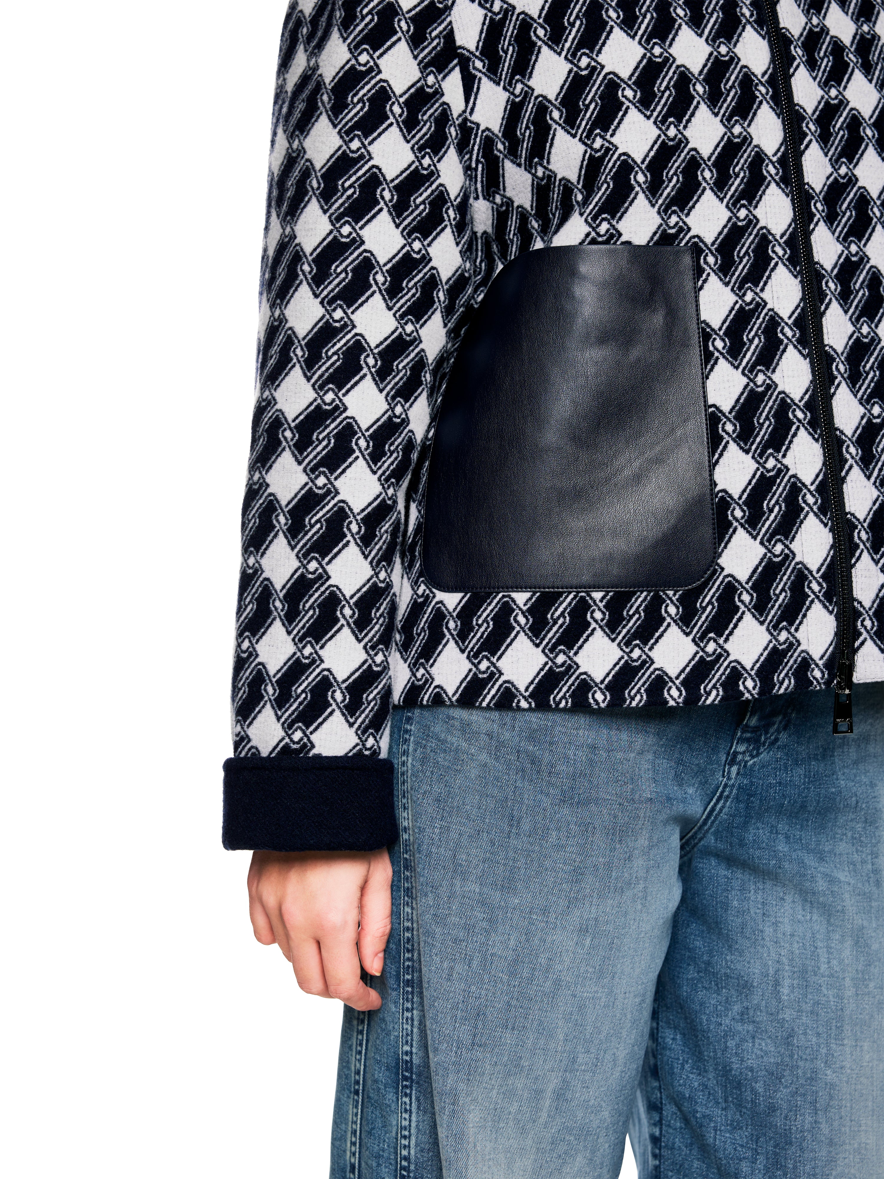 ז'קט דו צדדי בעיטור טלאים עם כיסים וסגירת רוכסן הרכב: 70% צמר, 30% פוליאסטרהדוגמנית בגובה 1.79 ולובשת מידה 3 של מארק קיין