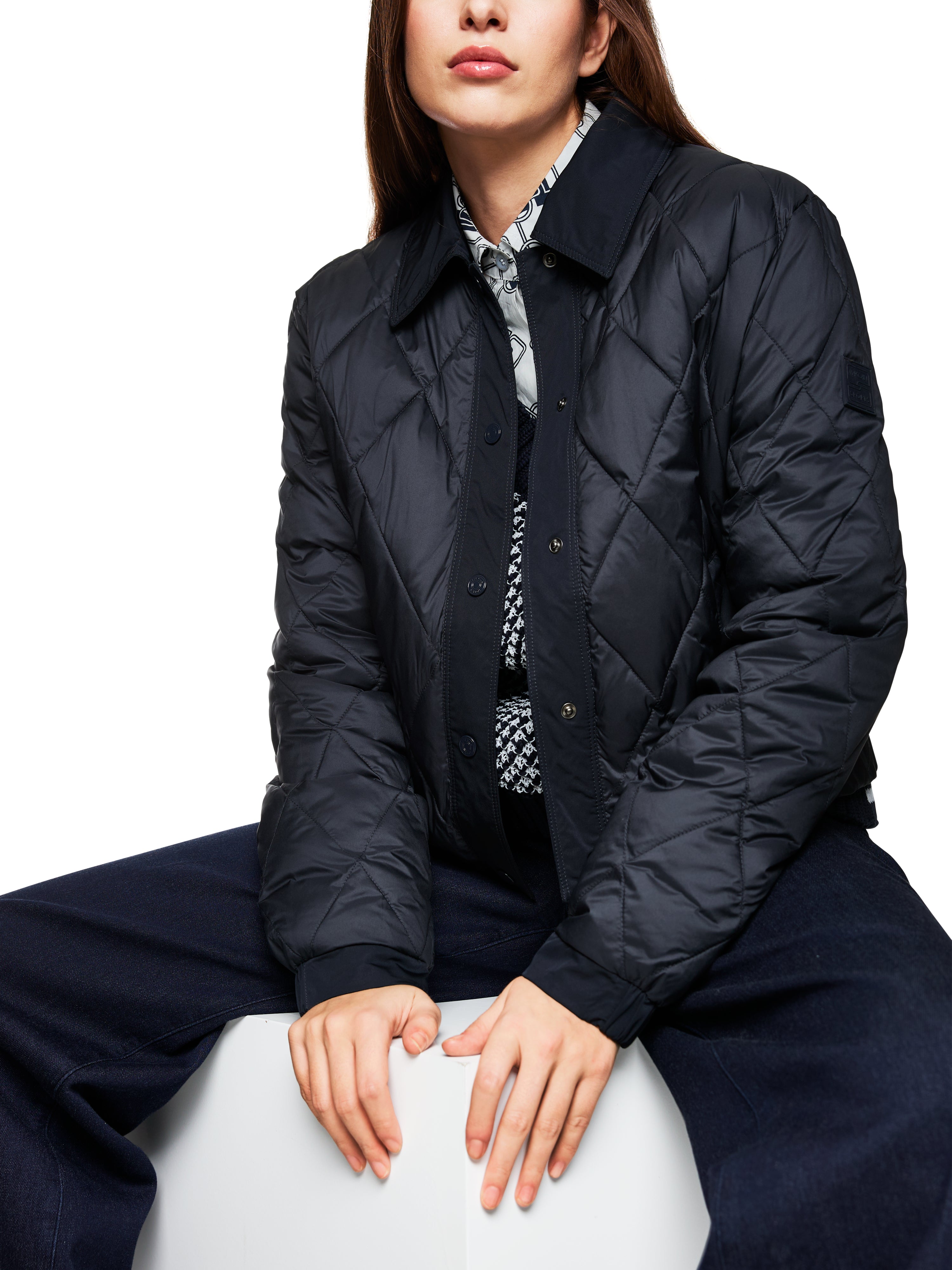 ז'קט מרופד קצר עם כיסי צדהרכב: 100% פוליאסטר ממוחזרהדוגמנית בגובה 1.79 ולובשת מידה 3 של מארק קיין