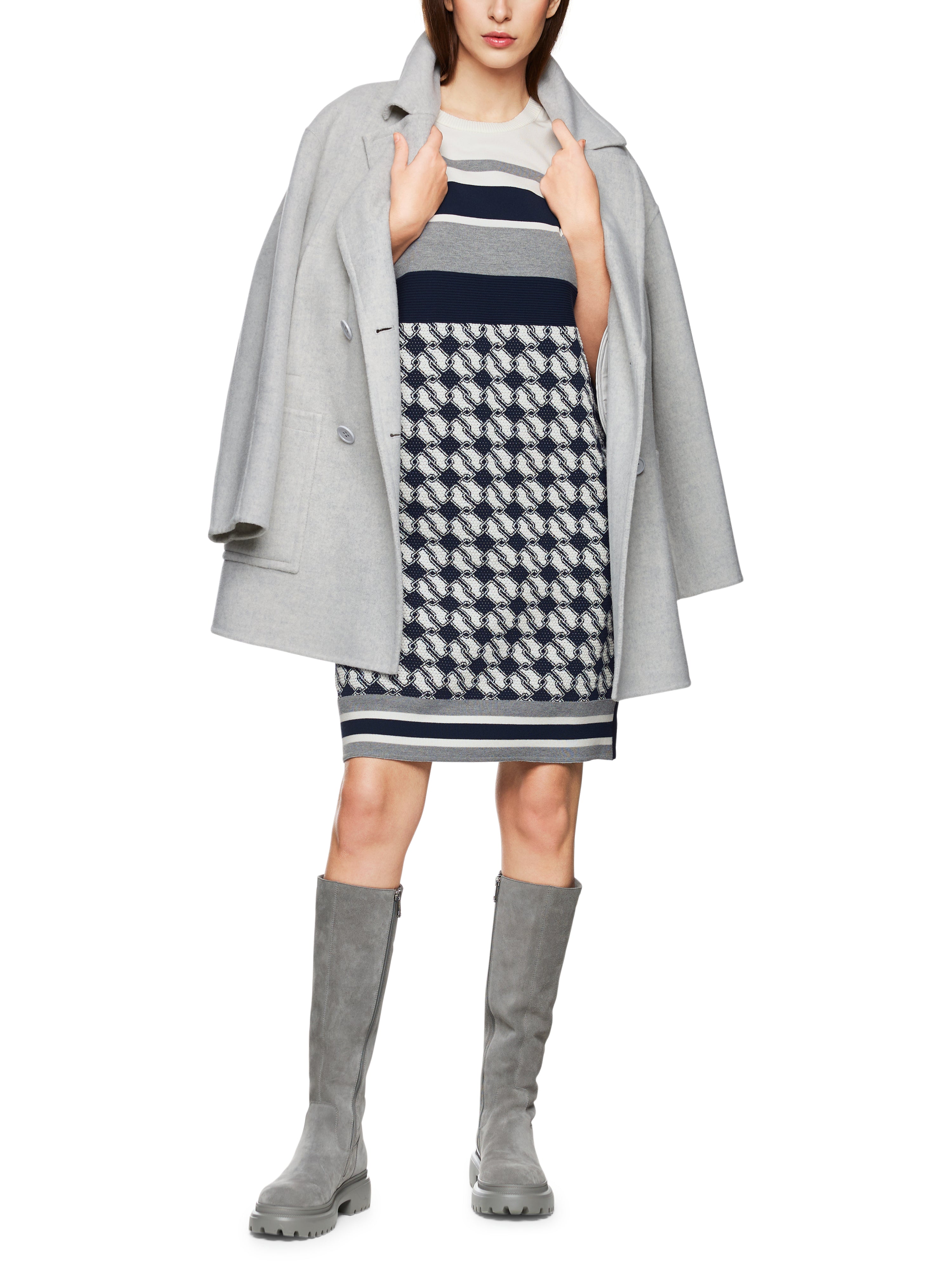 שמלת מידי סרוגה בגזרה רפויההרכב: 48% ויסקוזה, 22% כותנה, 21% פוליאסטר, 6% כותנה אורגנית, 3% פוליאמידהדוגמנית בגובה 1.79 ולובשת מידה 3 של מארק קיין