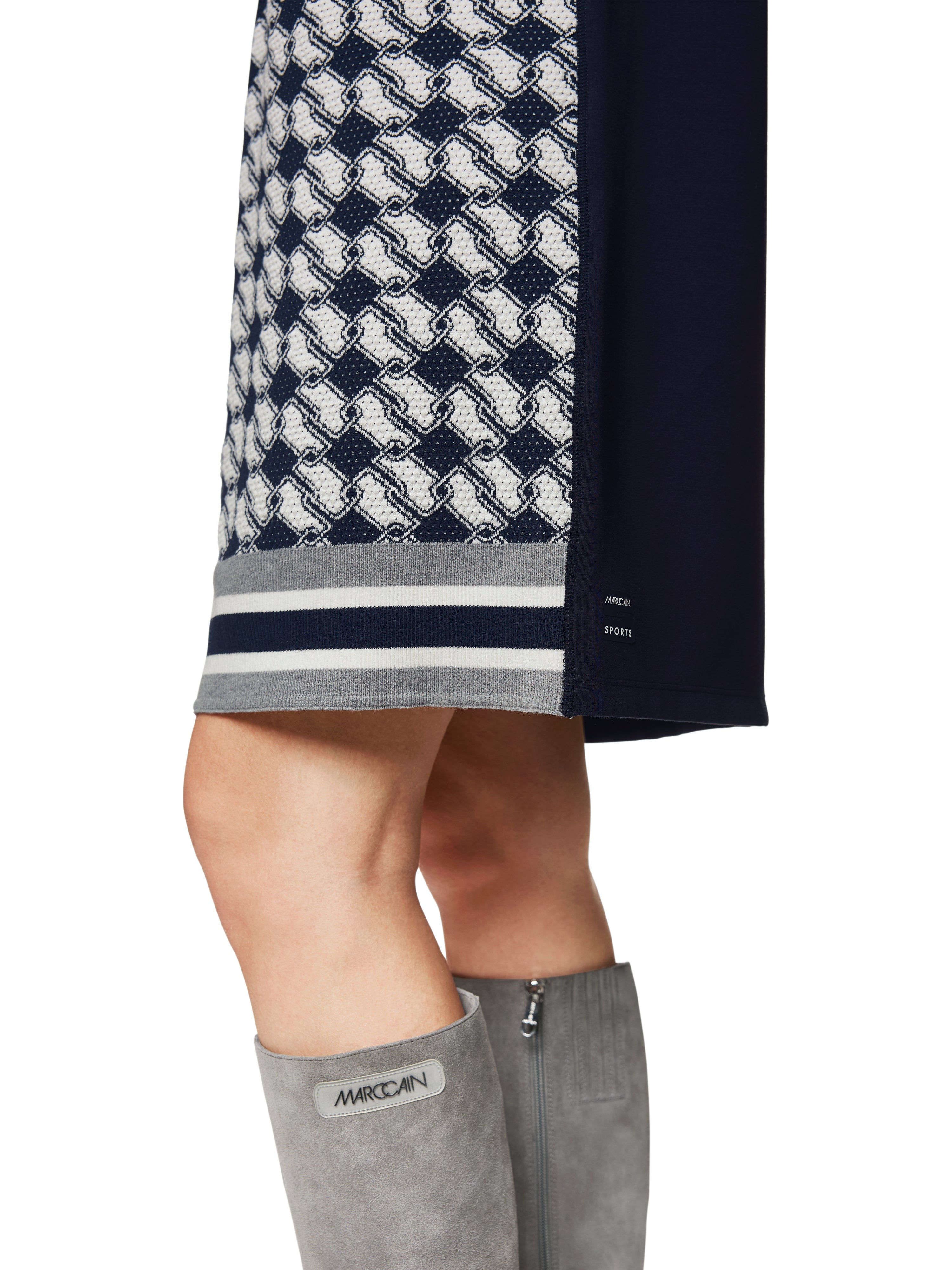 שמלת מידי סרוגה בגזרה רפויההרכב: 48% ויסקוזה, 22% כותנה, 21% פוליאסטר, 6% כותנה אורגנית, 3% פוליאמידהדוגמנית בגובה 1.79 ולובשת מידה 3 של מארק קיין