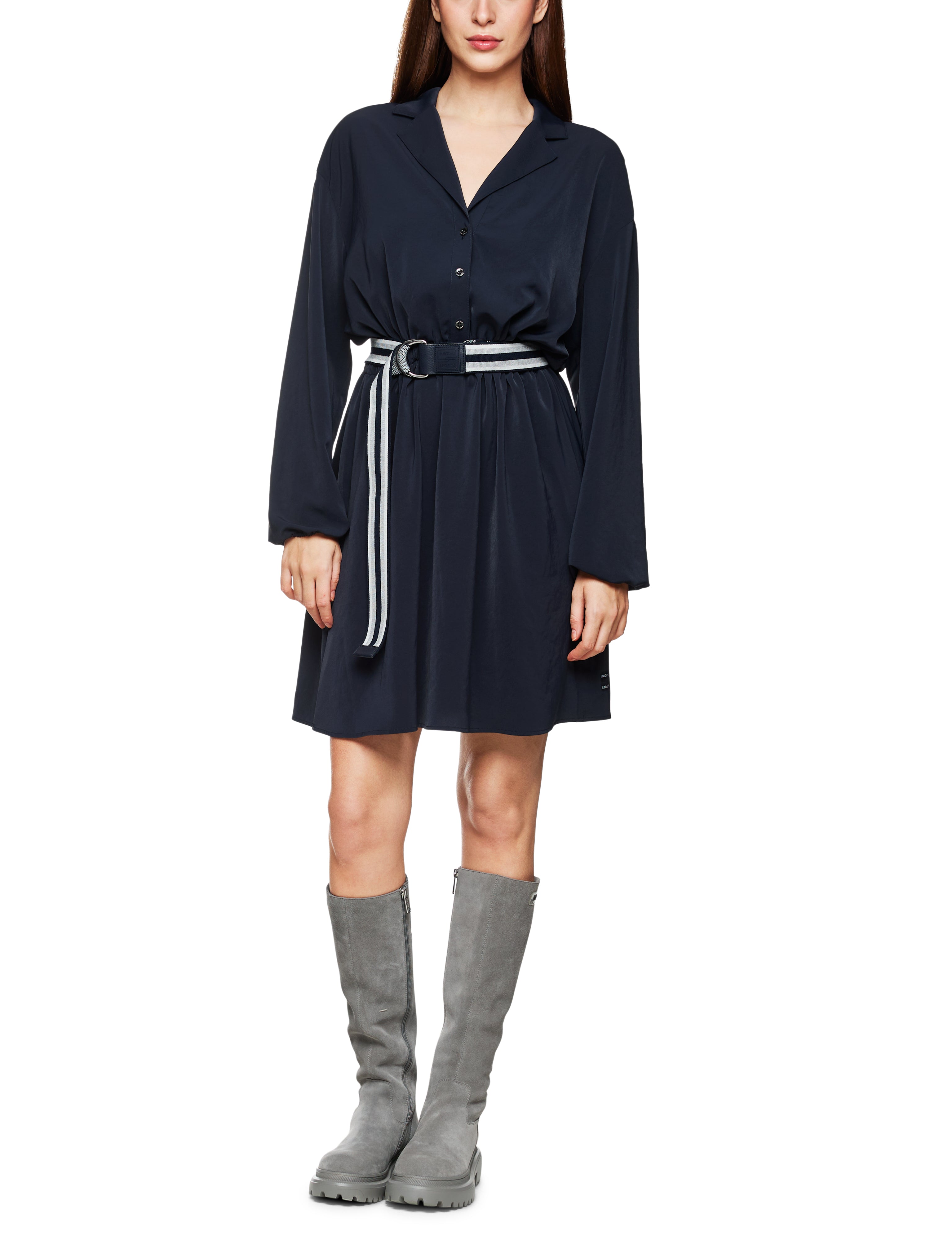 שמלת מיני עם סגירת כפתורים ושרוך גומי במותן הרכב: 100% פוליאסטר ממוחזרהדוגמנית בגובה 1.79 ולובשת מידה 3 של מארק קיין