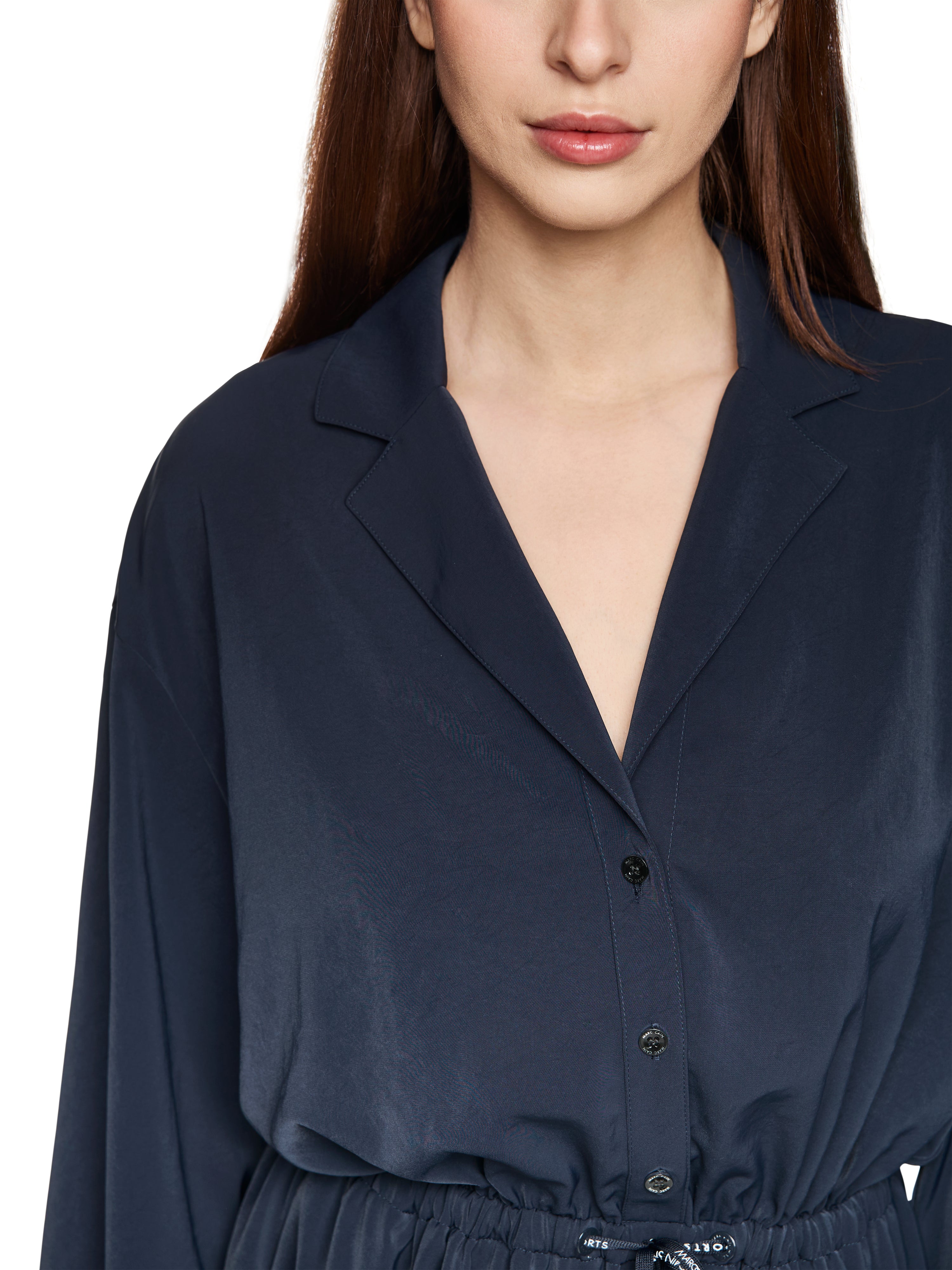 שמלת מיני עם סגירת כפתורים ושרוך גומי במותן הרכב: 100% פוליאסטר ממוחזרהדוגמנית בגובה 1.79 ולובשת מידה 3 של מארק קיין