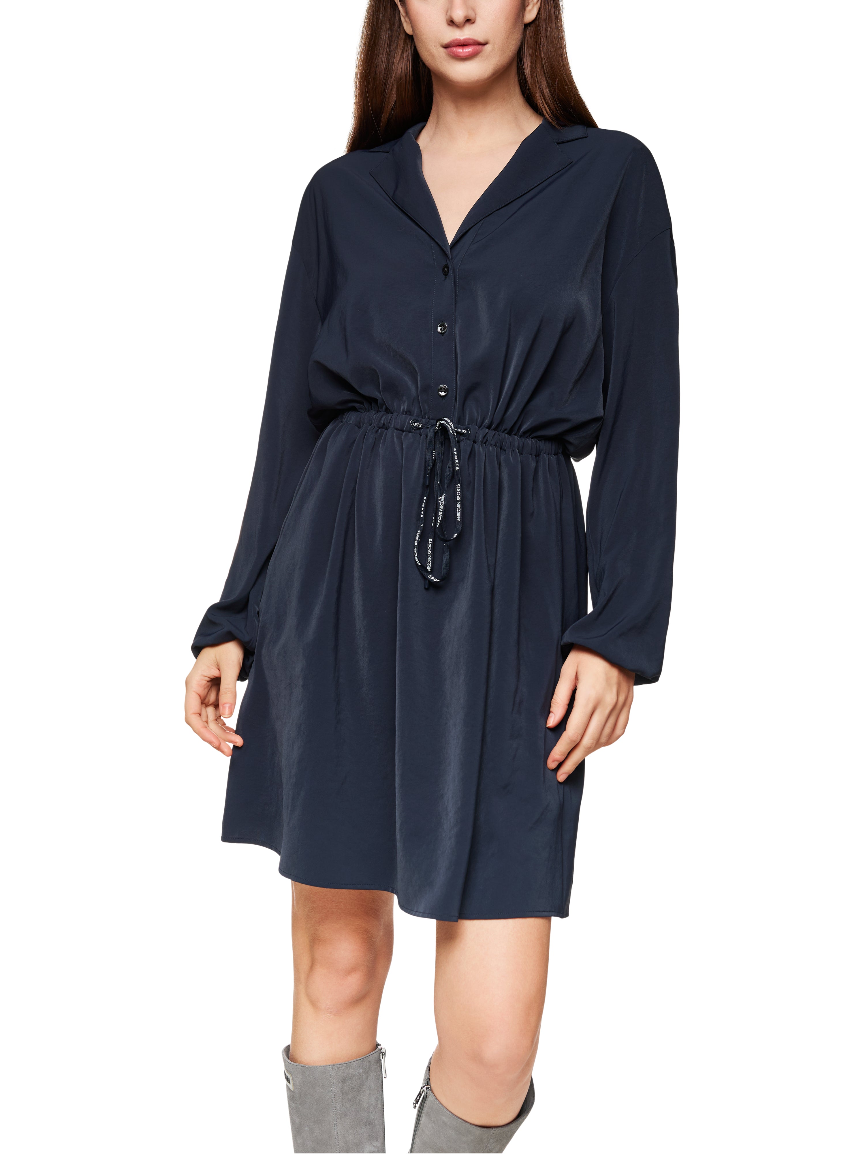 שמלת מיני עם סגירת כפתורים ושרוך גומי במותן הרכב: 100% פוליאסטר ממוחזרהדוגמנית בגובה 1.79 ולובשת מידה 3 של מארק קיין