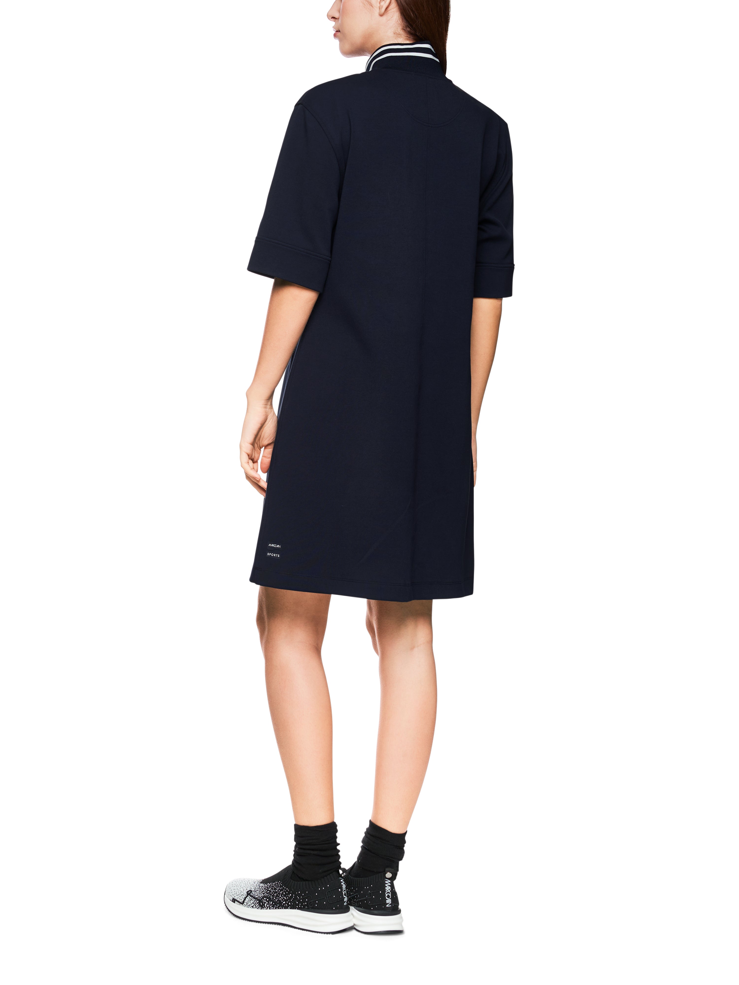 שמלת מיני עם צווארון טרוי וסגירת רוכסןהרכב: 82% כותנה, 14% פוליאסטר, 4% אלסטןהדוגמנית בגובה 1.79 ולובשת מידה 3 של מארק קיין