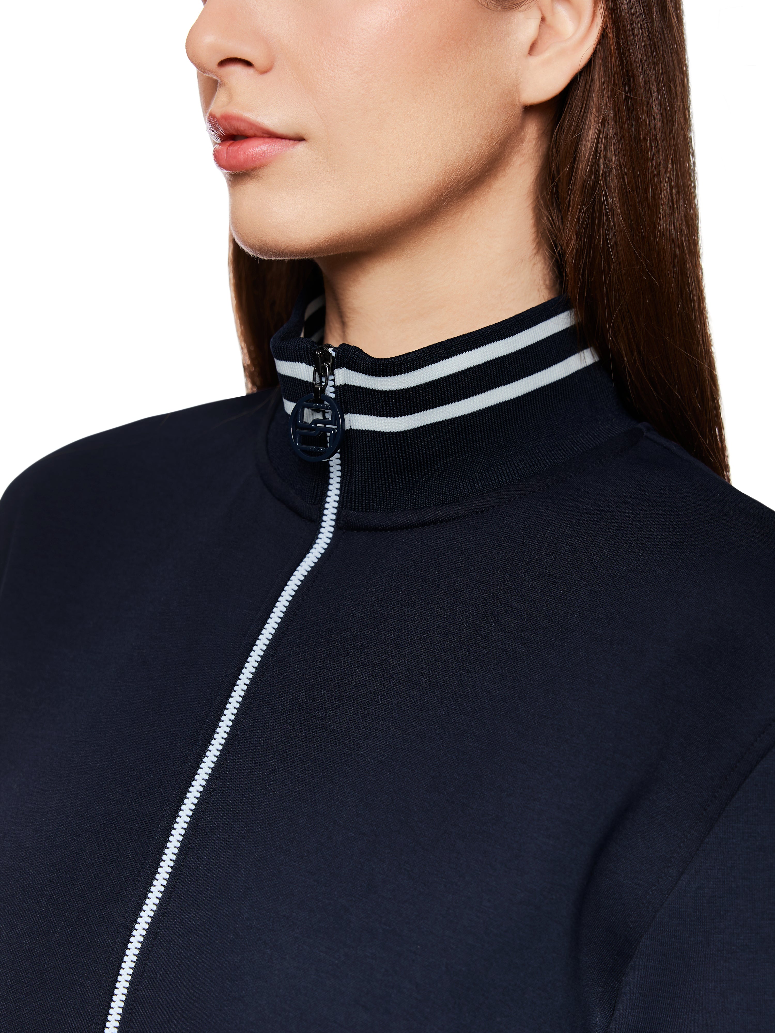 שמלת מיני עם צווארון טרוי וסגירת רוכסןהרכב: 82% כותנה, 14% פוליאסטר, 4% אלסטןהדוגמנית בגובה 1.79 ולובשת מידה 3 של מארק קיין