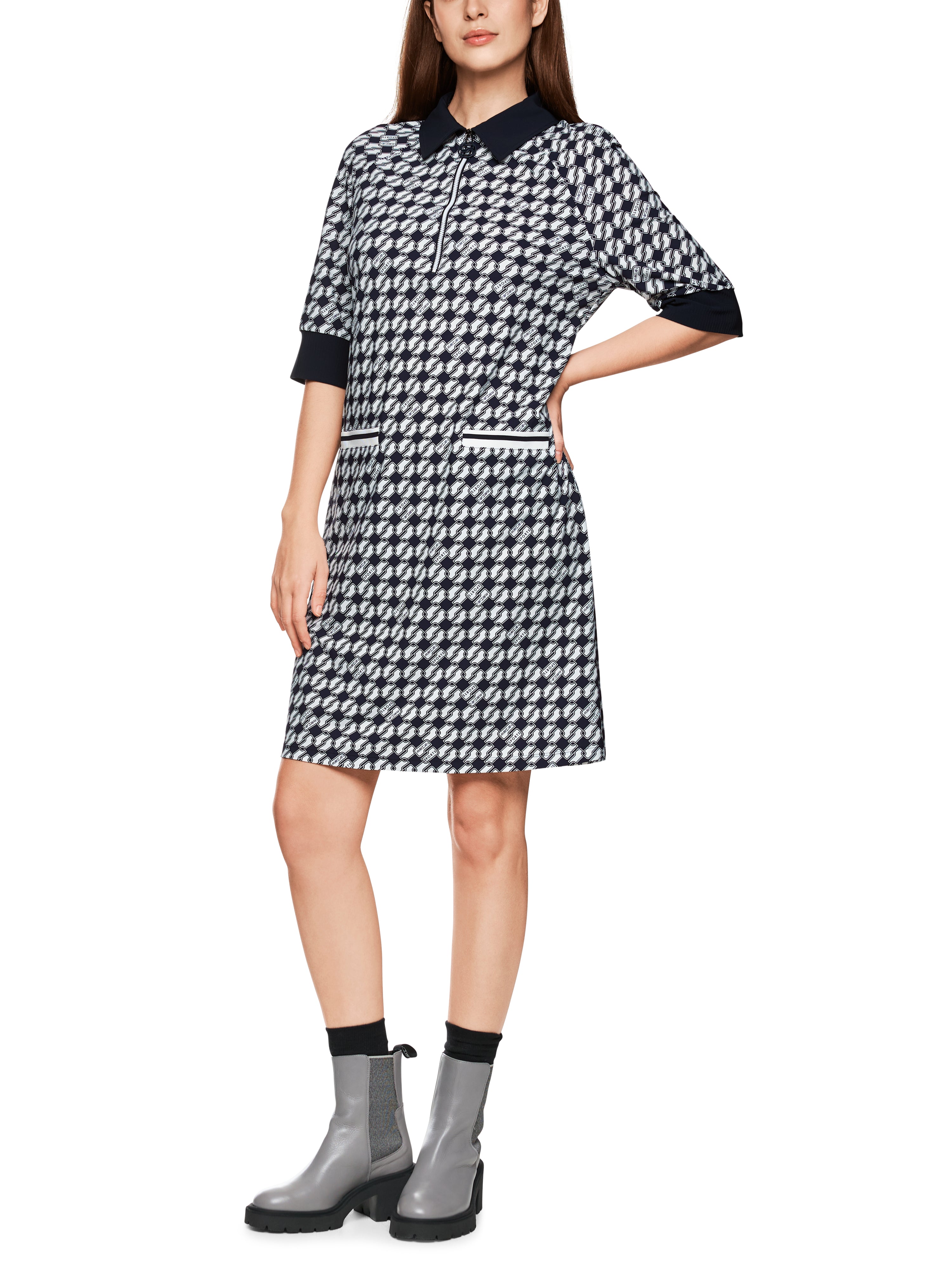 שמלת הדפס ג'רזי סקובה עם רוכסןהרכב: 75% פוליאמיד, 25% אלסטןהדוגמנית בגובה 1.79 ולובשת מידה 3 של מארק קיין