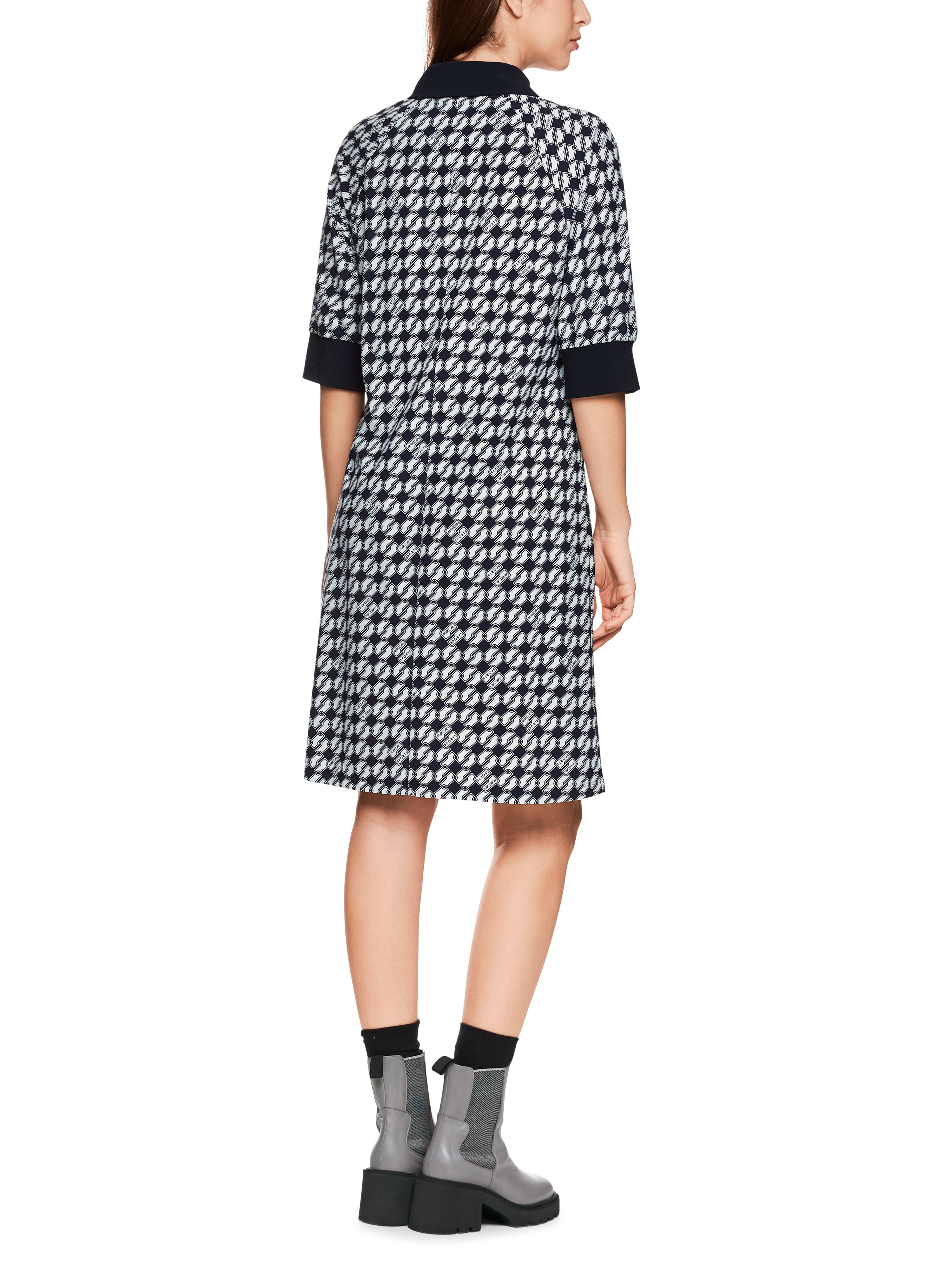 שמלת הדפס ג'רזי סקובה עם רוכסןהרכב: 75% פוליאמיד, 25% אלסטןהדוגמנית בגובה 1.79 ולובשת מידה 3 של מארק קיין