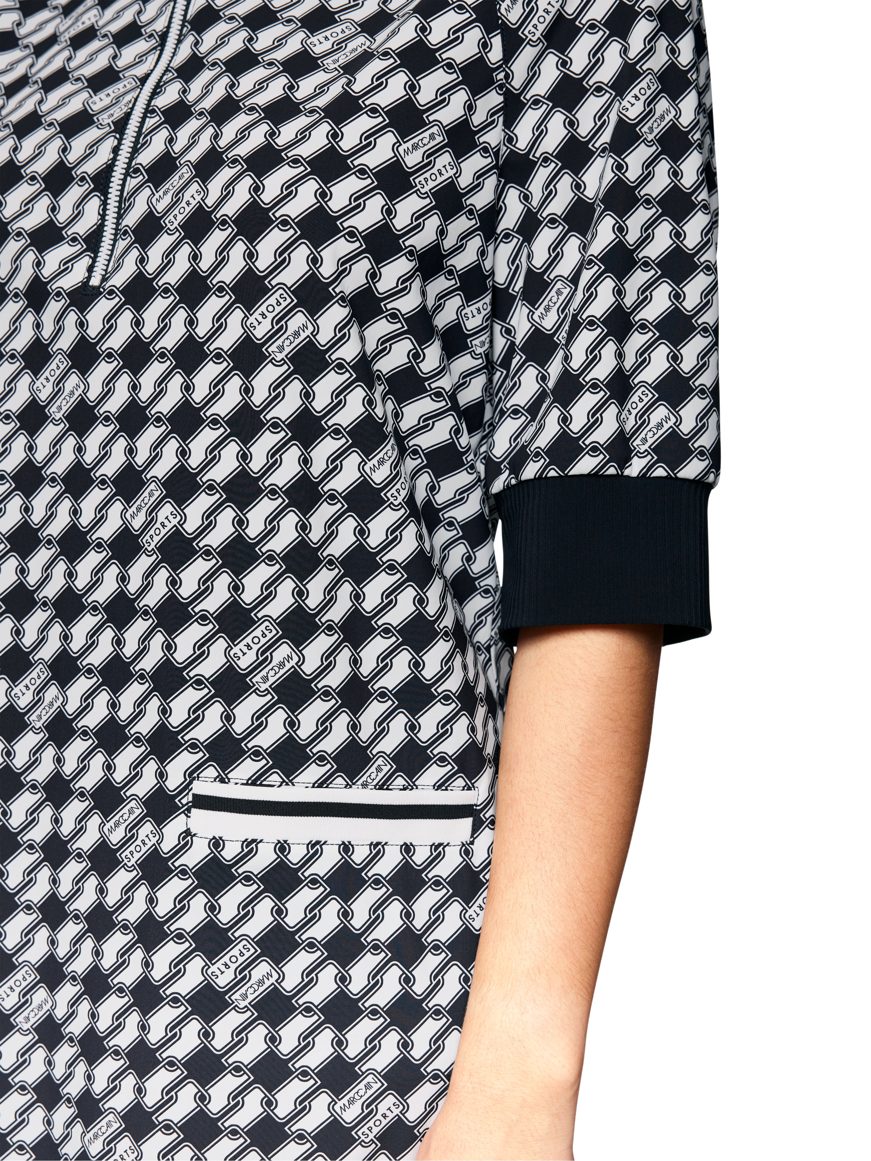 שמלת הדפס ג'רזי סקובה עם רוכסןהרכב: 75% פוליאמיד, 25% אלסטןהדוגמנית בגובה 1.79 ולובשת מידה 3 של מארק קיין