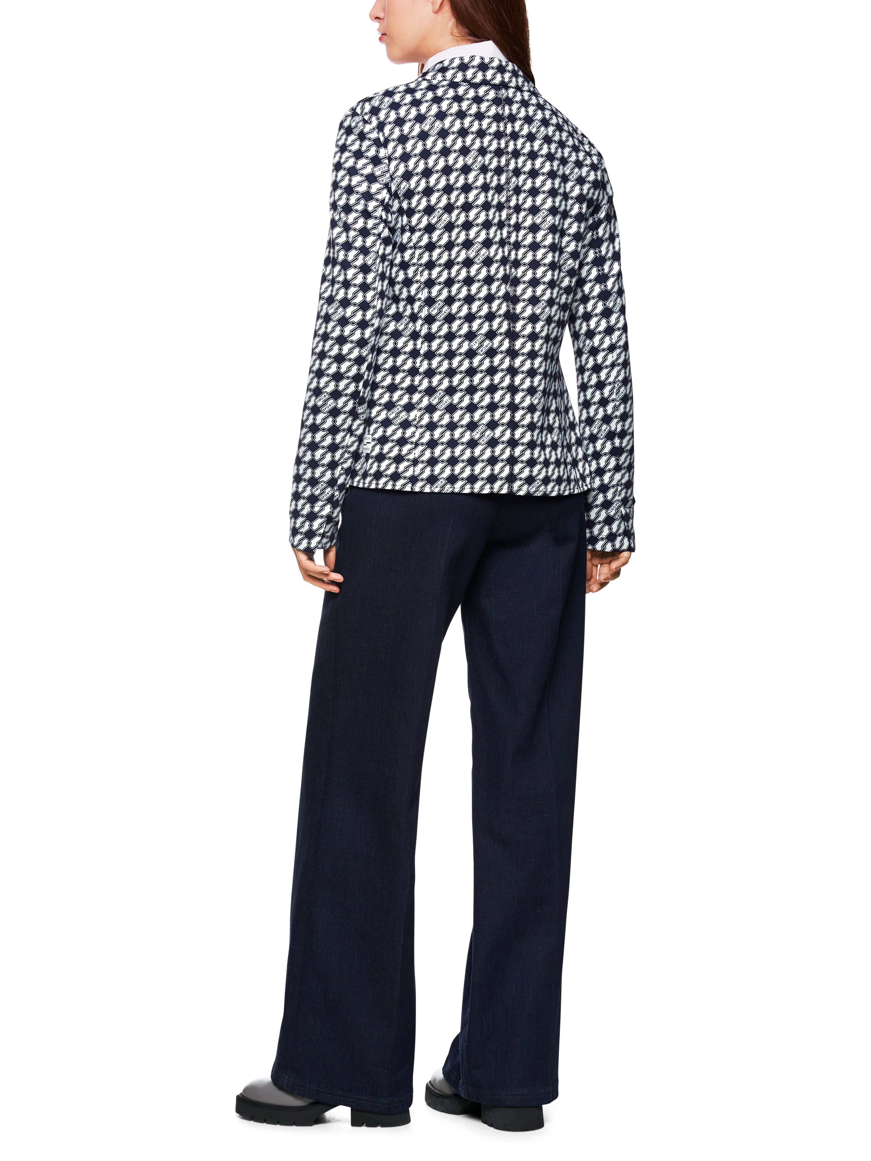 בלייזר סקובה גזרה צמודה עם הדפס גאומטרי הרכב: 87% פוליאמיד, 13% אלסטןהדוגמנית בגובה 1.79 ולובשת מידה 3 של מארק קיין