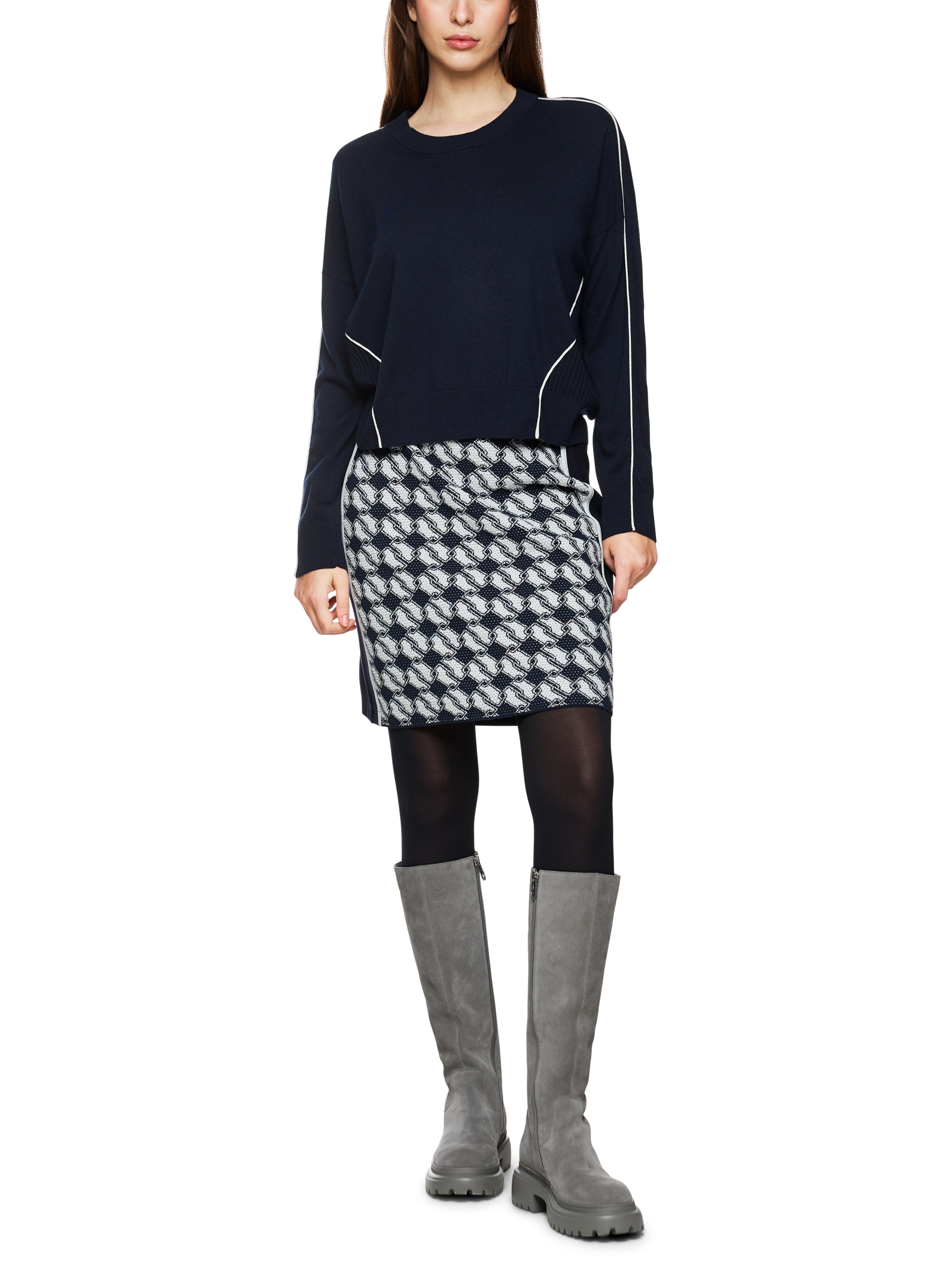 סוודר צווארון עגול מתערובת צמר עם קשמיר הרכב: 47% צמר, 38% ויסקוזה, 10% פוליאמיד, 5% קשמירהדוגמנית בגובה 1.79 ולובשת מידה 3 של מארק קיין