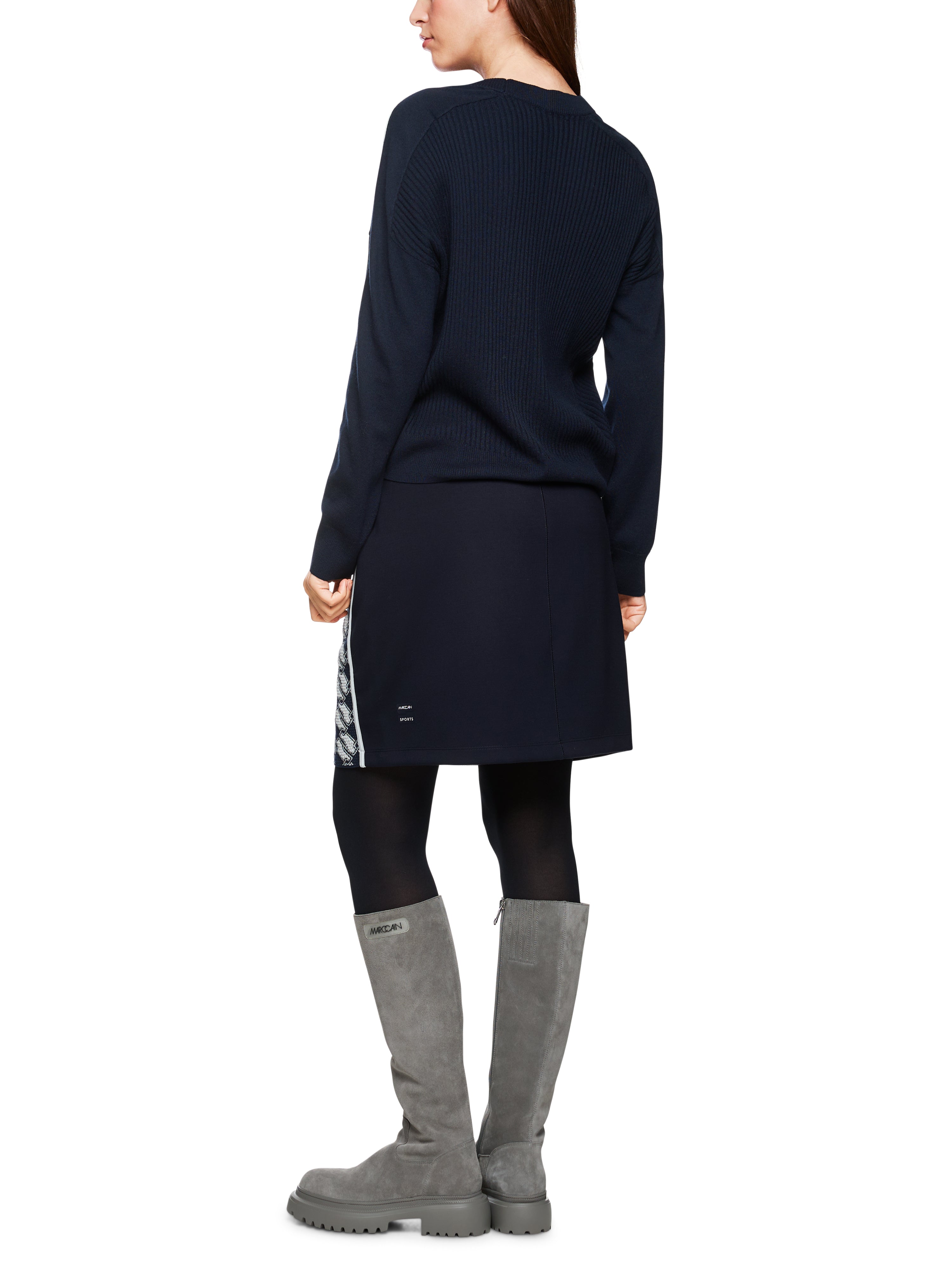 סוודר צווארון עגול מתערובת צמר עם קשמיר הרכב: 47% צמר, 38% ויסקוזה, 10% פוליאמיד, 5% קשמירהדוגמנית בגובה 1.79 ולובשת מידה 3 של מארק קיין