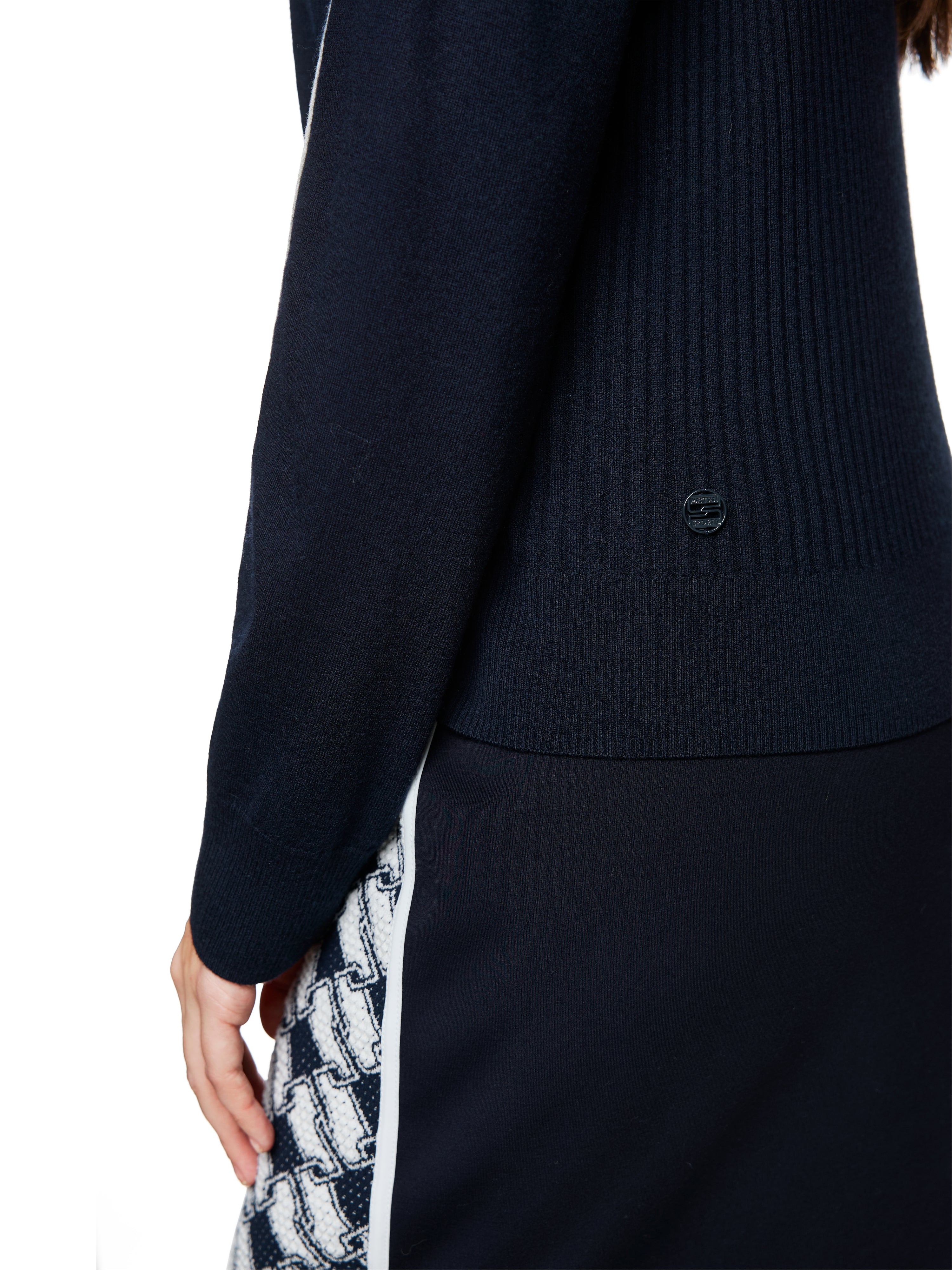 סוודר צווארון עגול מתערובת צמר עם קשמיר הרכב: 47% צמר, 38% ויסקוזה, 10% פוליאמיד, 5% קשמירהדוגמנית בגובה 1.79 ולובשת מידה 3 של מארק קיין